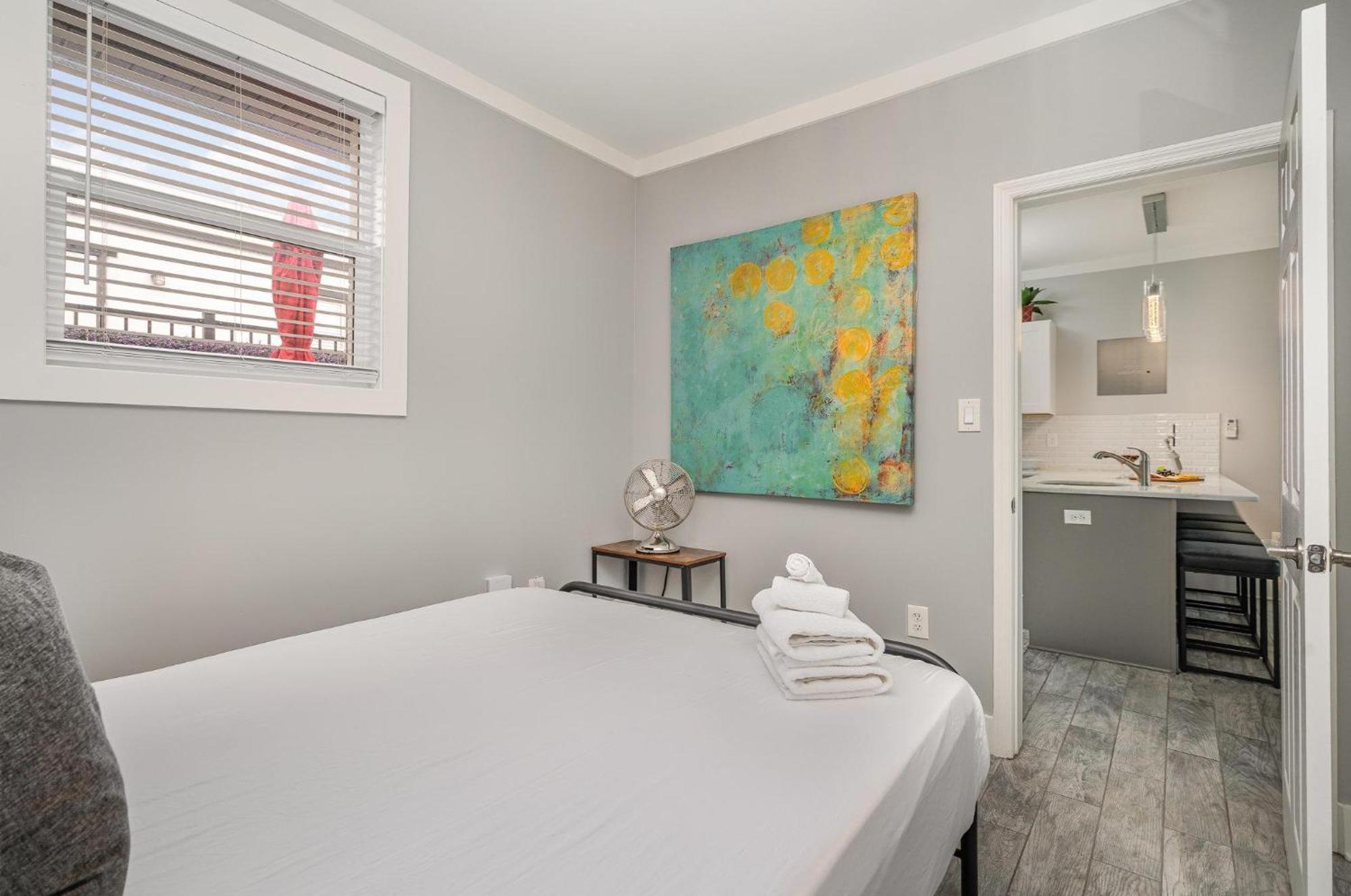 Lucent Pearl - Private Patio - Near Broadway Holiday home