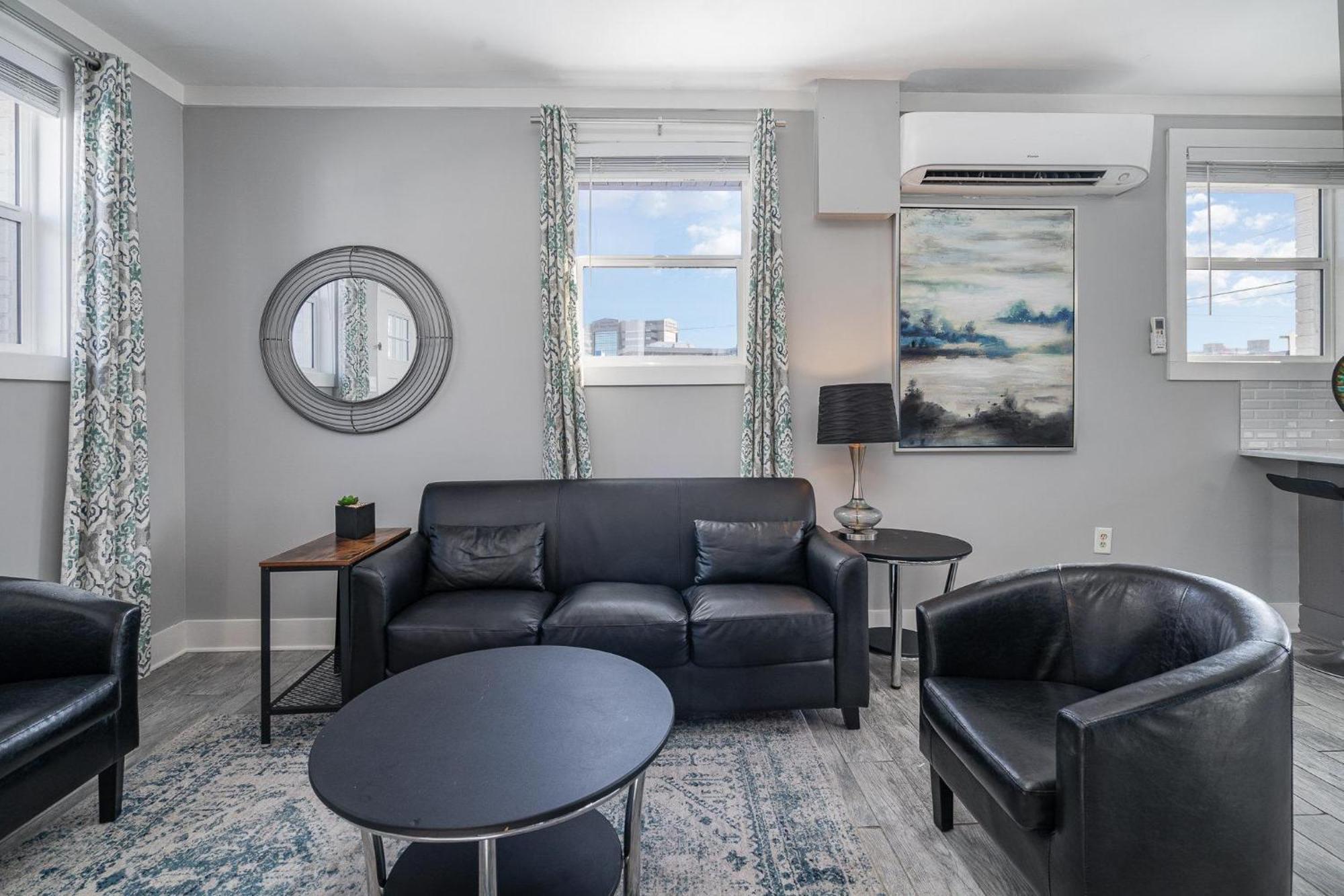 Holiday home Hidden Pearl-3 Units-private Patios-near Broadway
