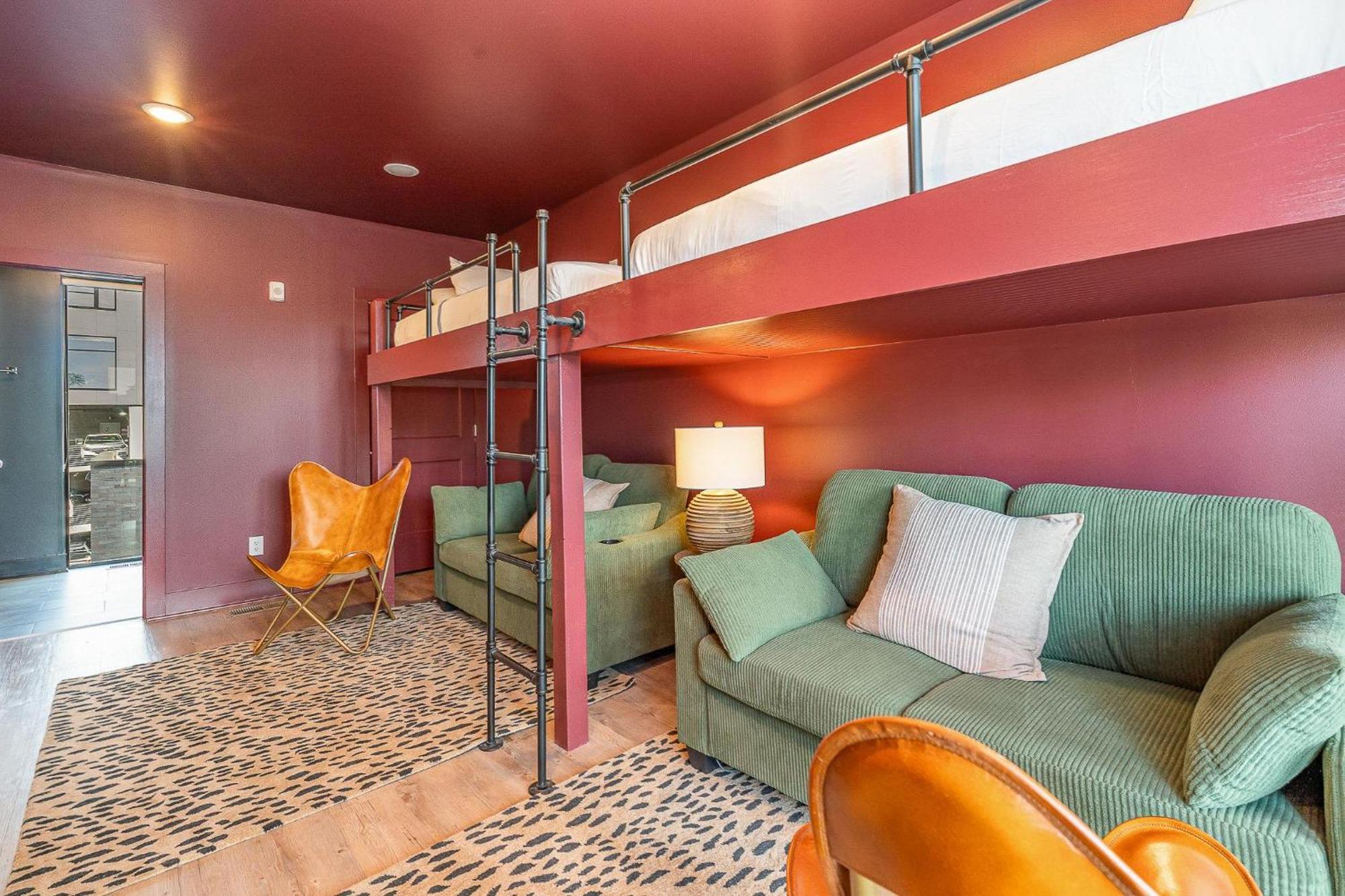 Holiday home Luxe-rooftop Echo-private Deck-4 Mins Broadway *