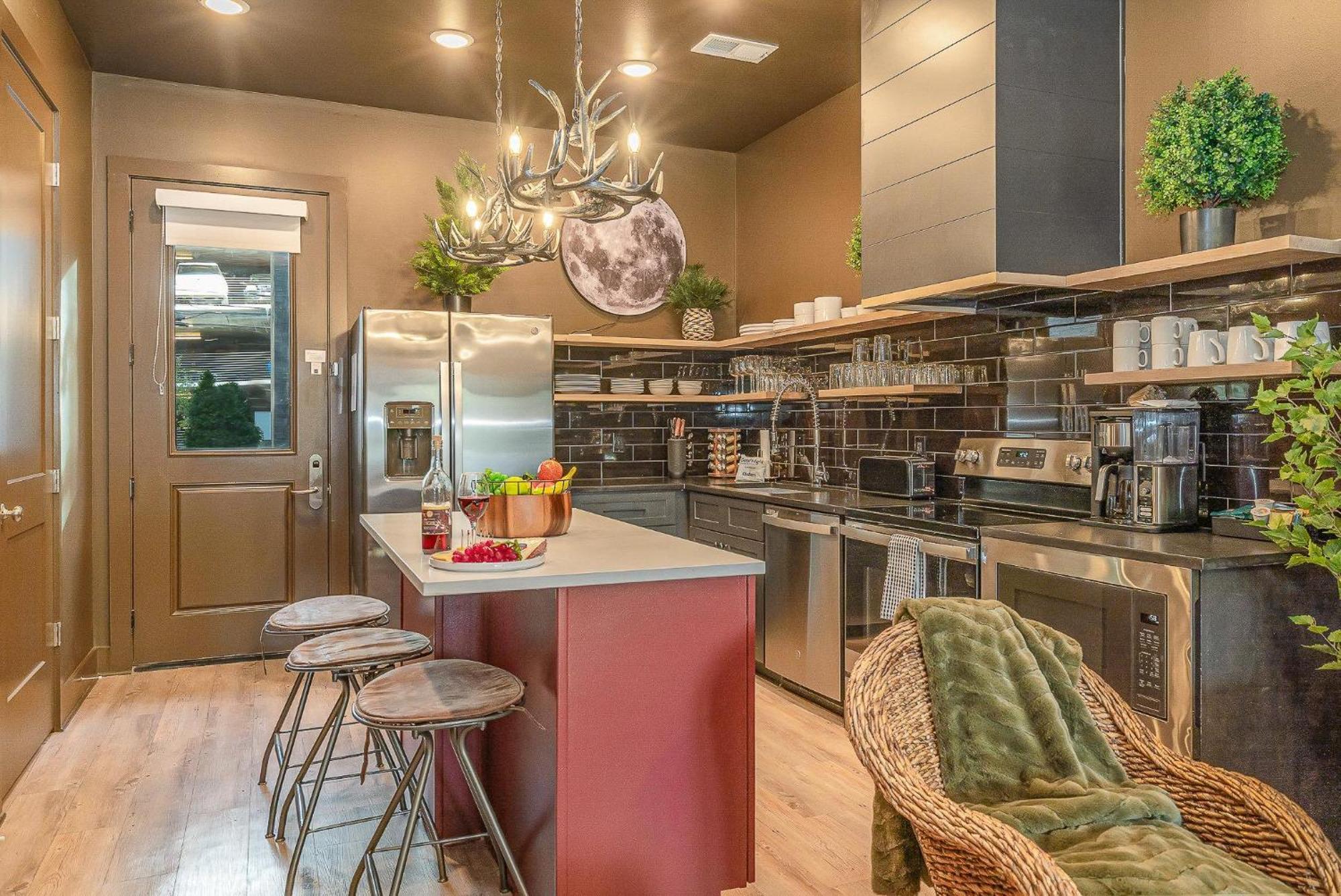 Holiday home Luxe-rooftop Echo-private Deck-4 Mins Broadway