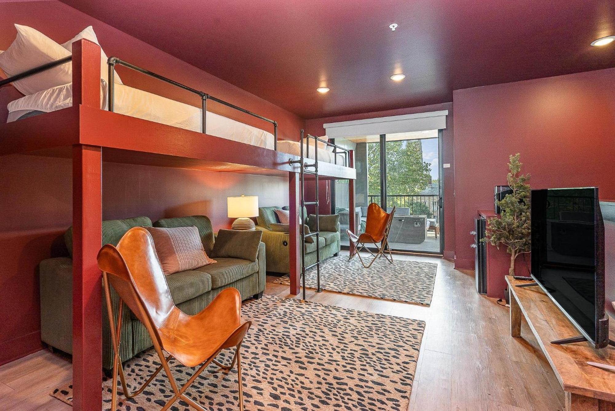 Luxe-rooftop Echo-private Deck-4 Mins Broadway Holiday home Nashville