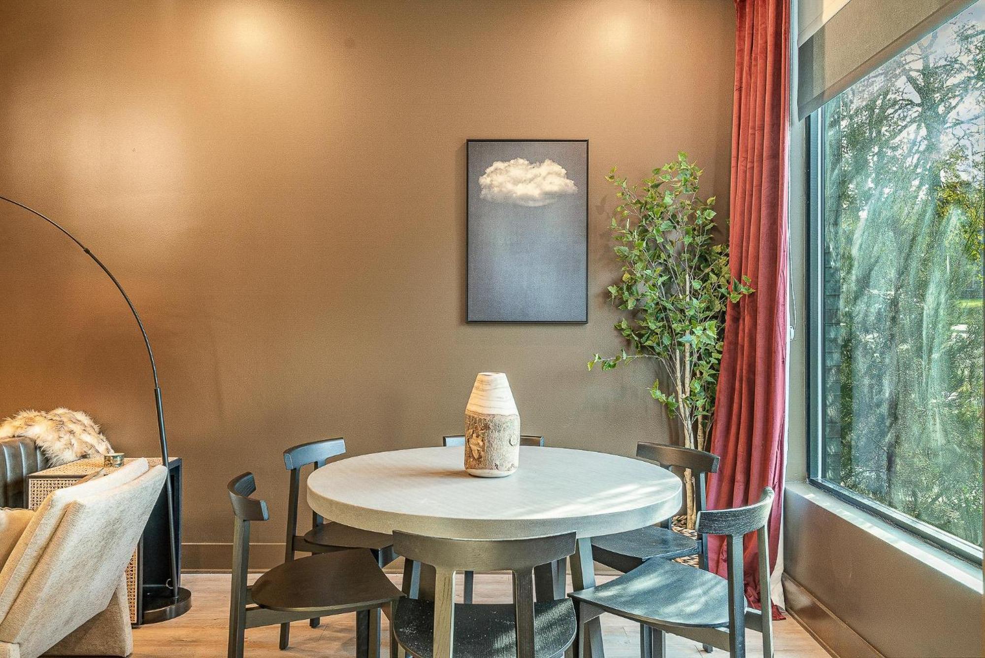 Luxe-rooftop Echo-private Deck-4 Mins Broadway Holiday home *