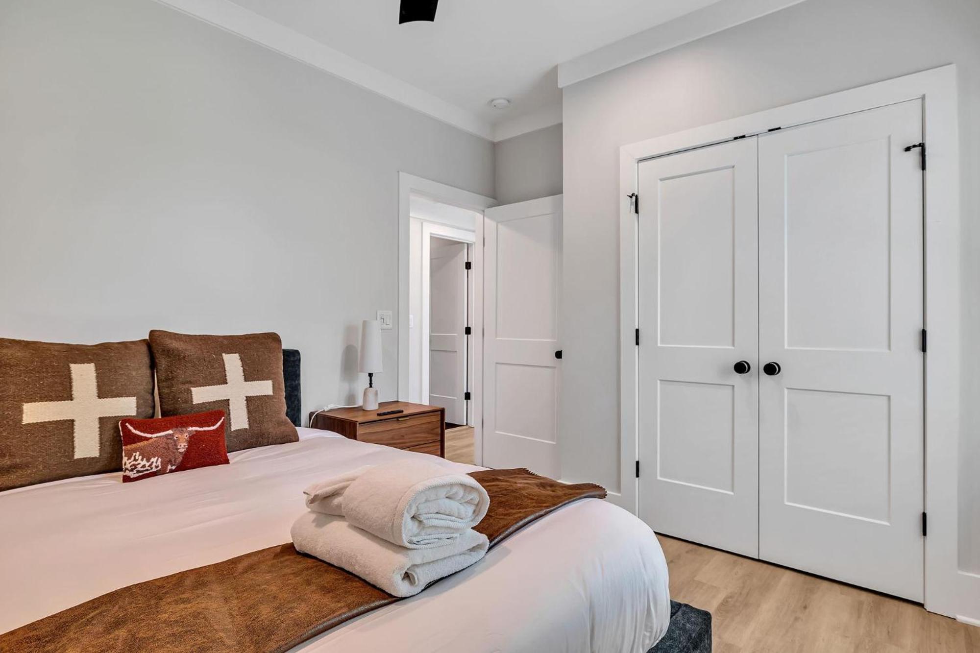 Resonant - 2 Townhomes - 2 Private Rooftop Decks