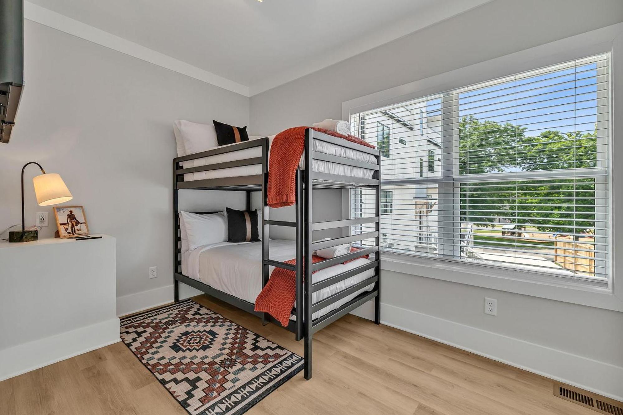 Holiday home Resonant - 2 Townhomes - 2 Private Rooftop Decks *