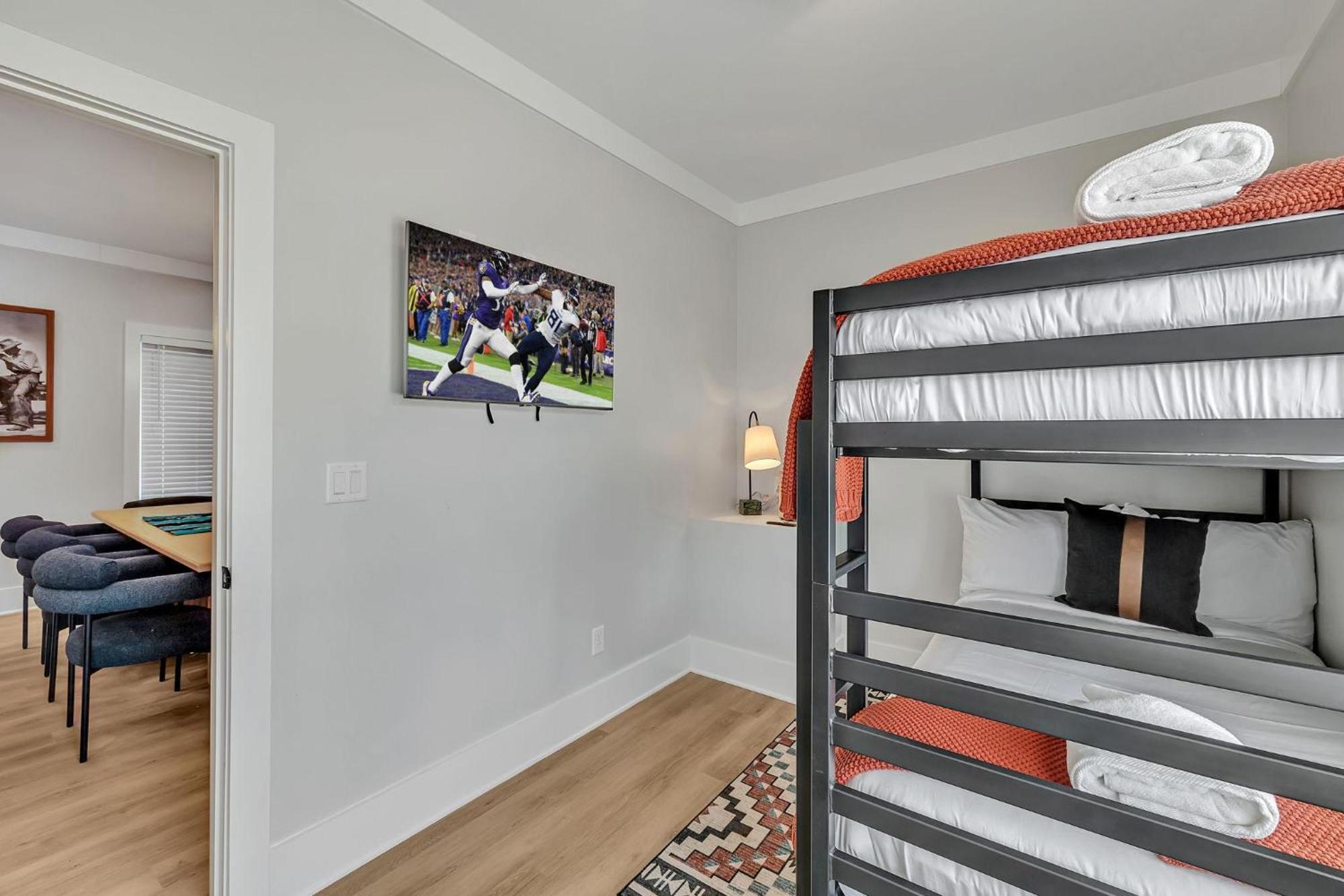 Holiday home Resonant - 2 Townhomes - 2 Private Rooftop Decks *