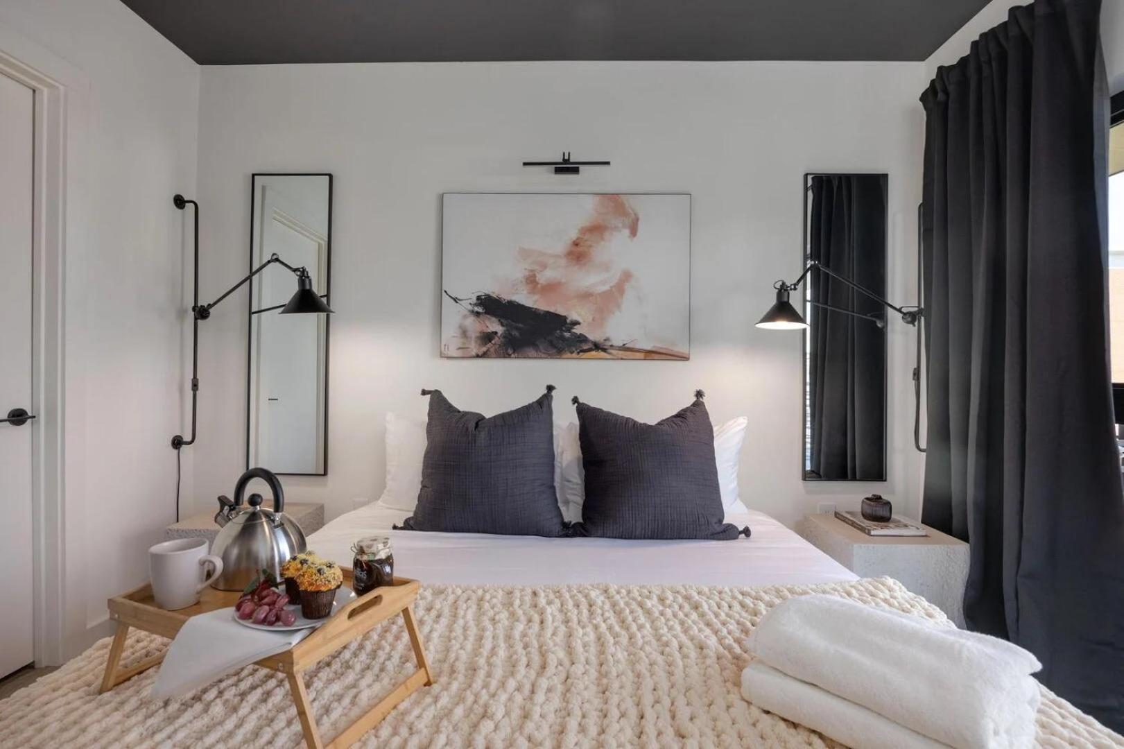 Plush Haven-2 Unit Combo-walk To Broadway Holiday home Nashville