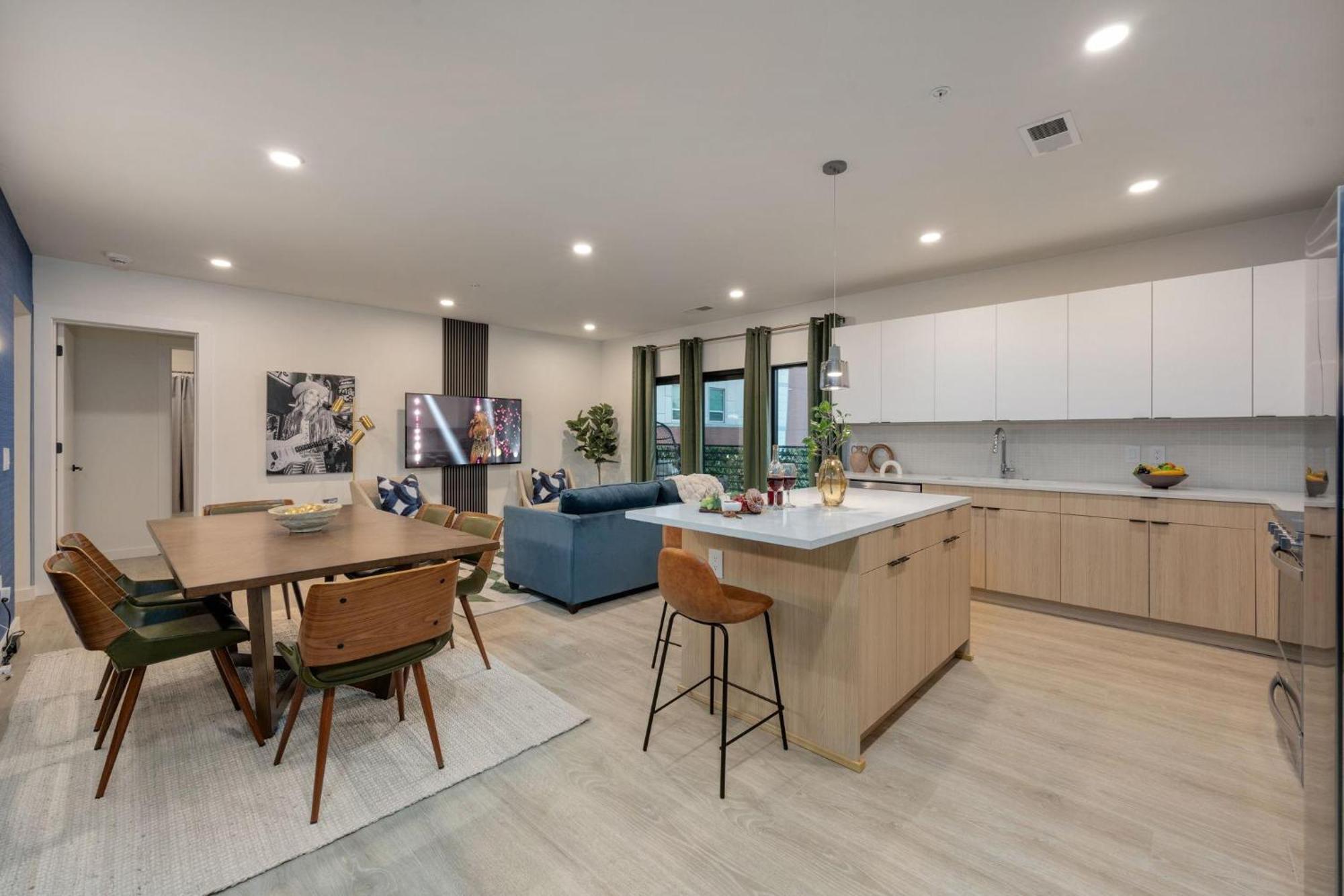 Hyve - Cowgirl Twirl - Walk To Broadway Holiday home *