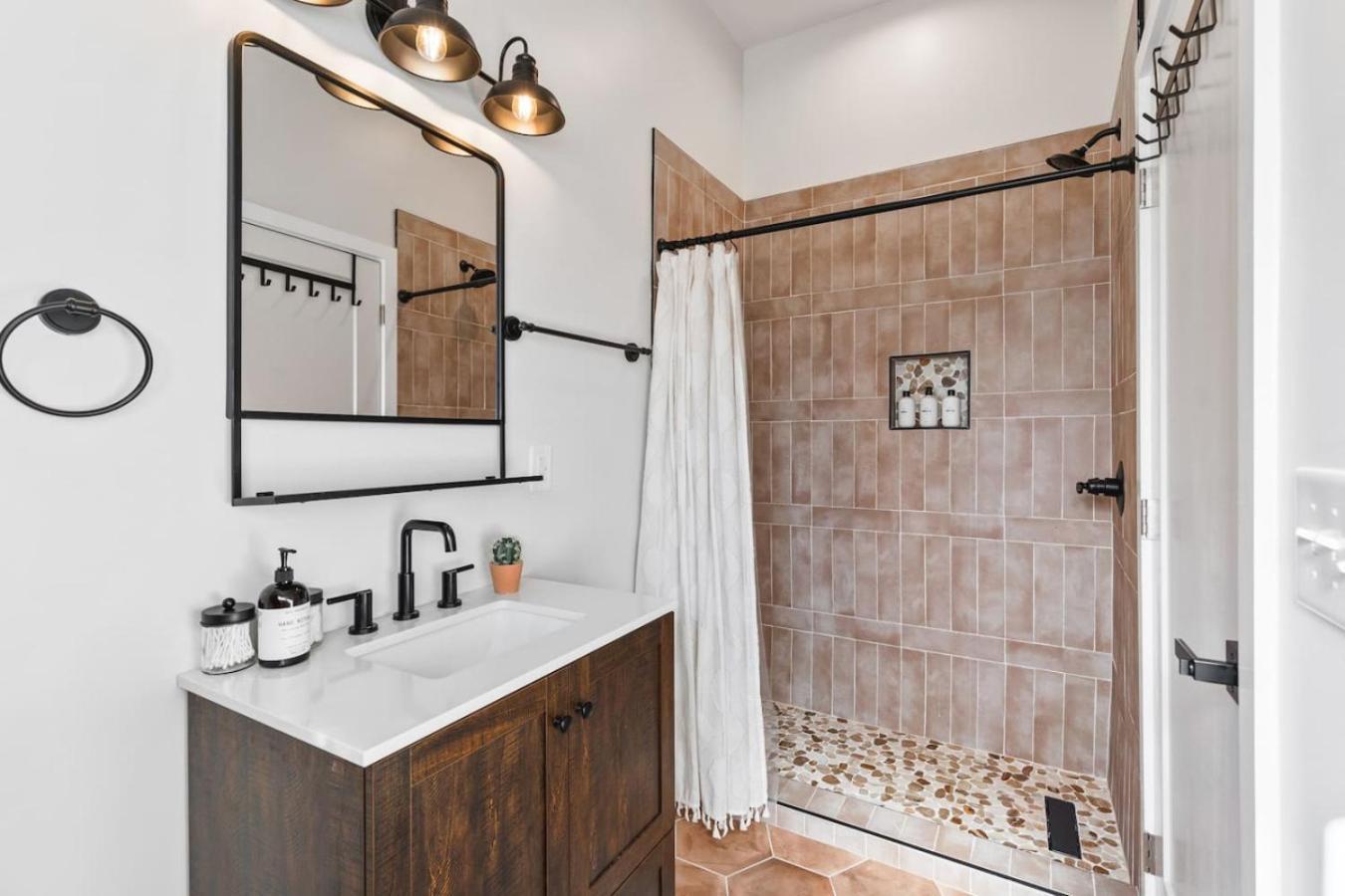 Vibrant Multi Building That Sleeps 48 With 7 Units *