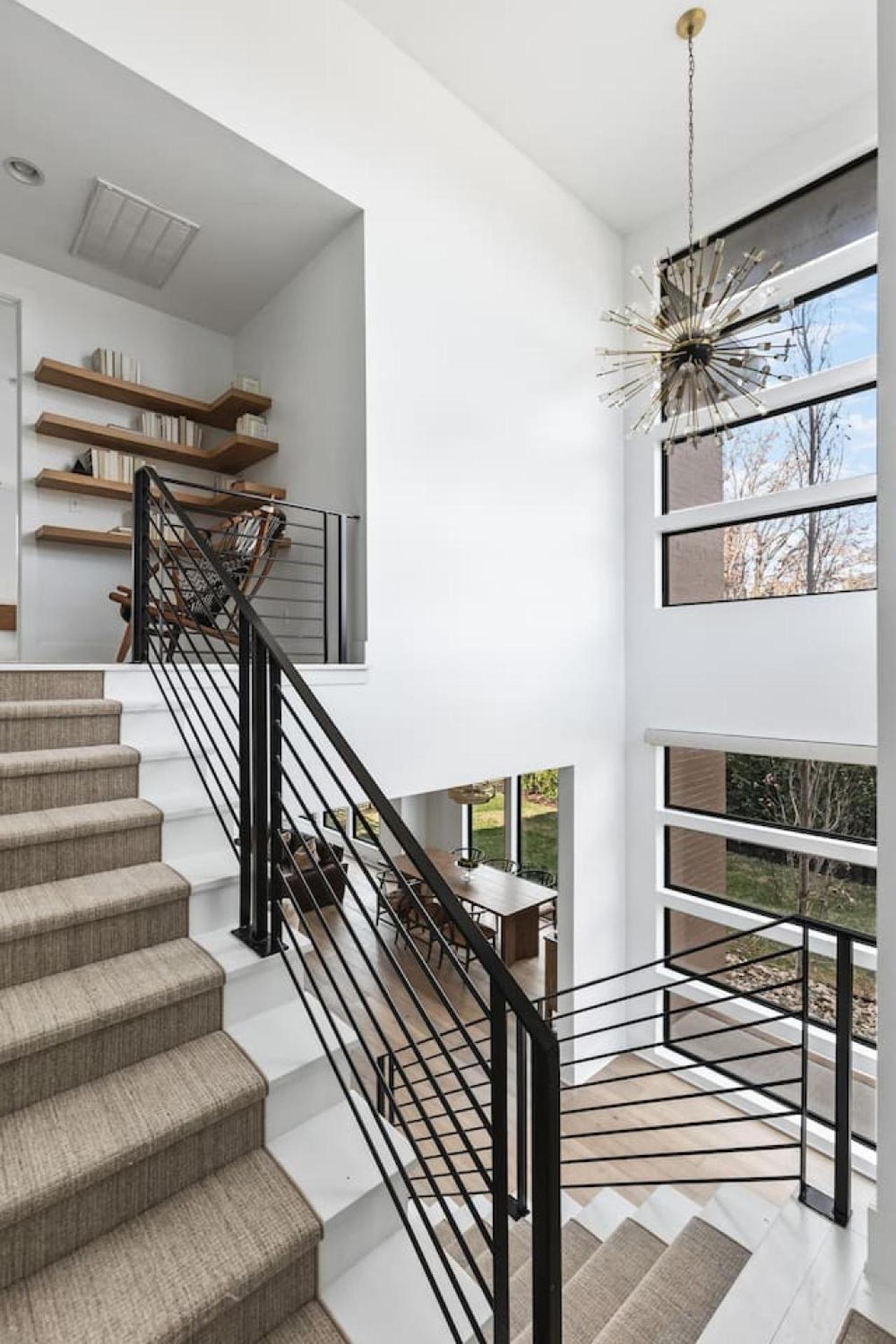 Luxury In Hills With Garage And Walk To The Park Holiday home
