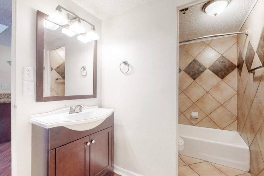 Apartment Traveling Professionals. Garage Parking. Downtown. Nashville