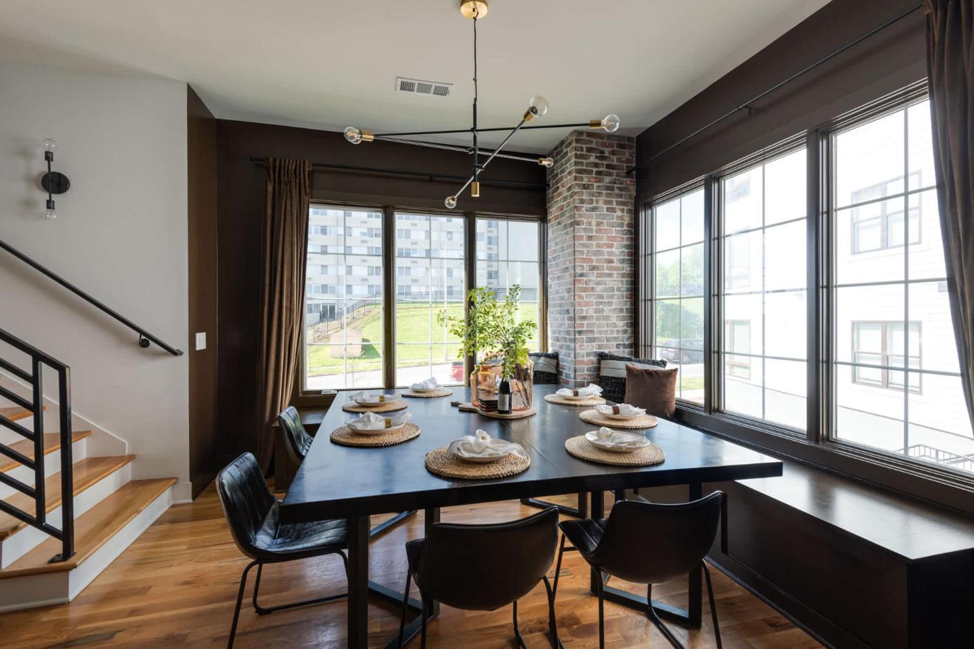 The Gambler - 9 Beds And Mins To Downtown Holiday home *