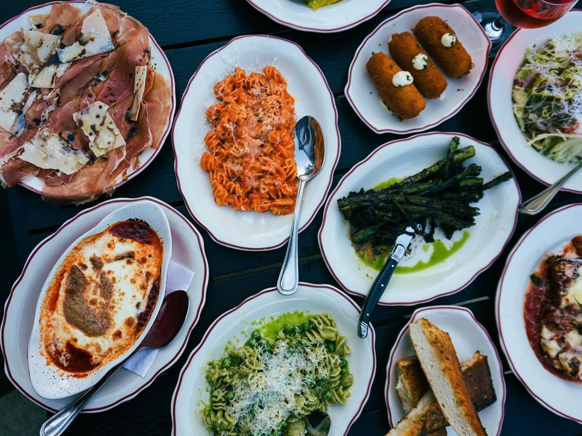 Holiday home Large Rooftop, Murals, Skyline Views, Five Mins To Stadium Less Than 10 Mins To 5 Points And Broadway, Rooftop Grill, Garage Spaces And Ample Parking, 24 Hr Hospitality, Great For Groups *