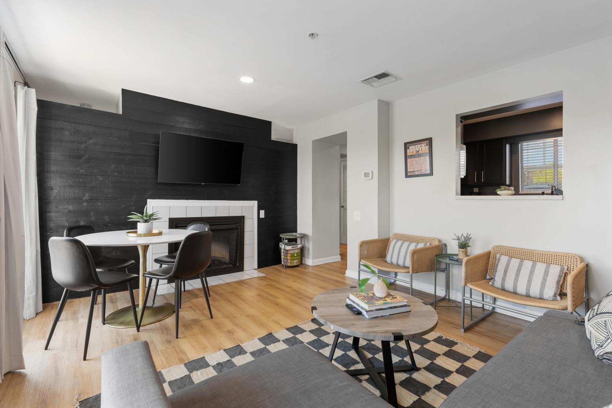 Oasis Walk To Broadway With Pool, Parking, Gym And Patio * Nashville