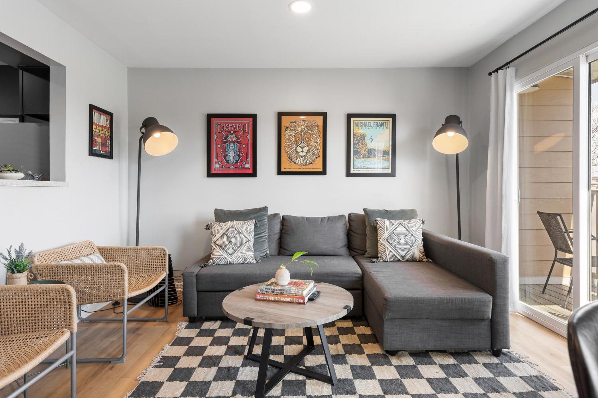 Apartment Oasis Walk To Broadway With Pool, Parking, Gym And Patio