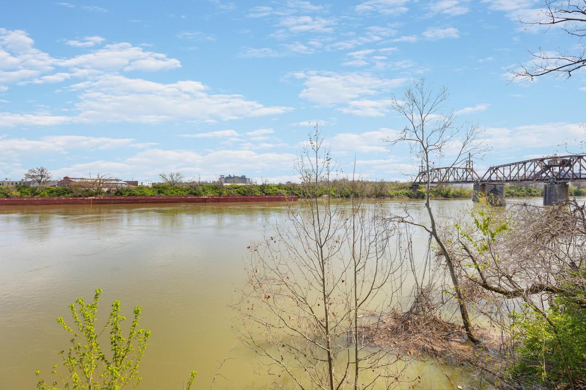 Oasis Walk To Broadway With Pool, Parking, Gym And Patio