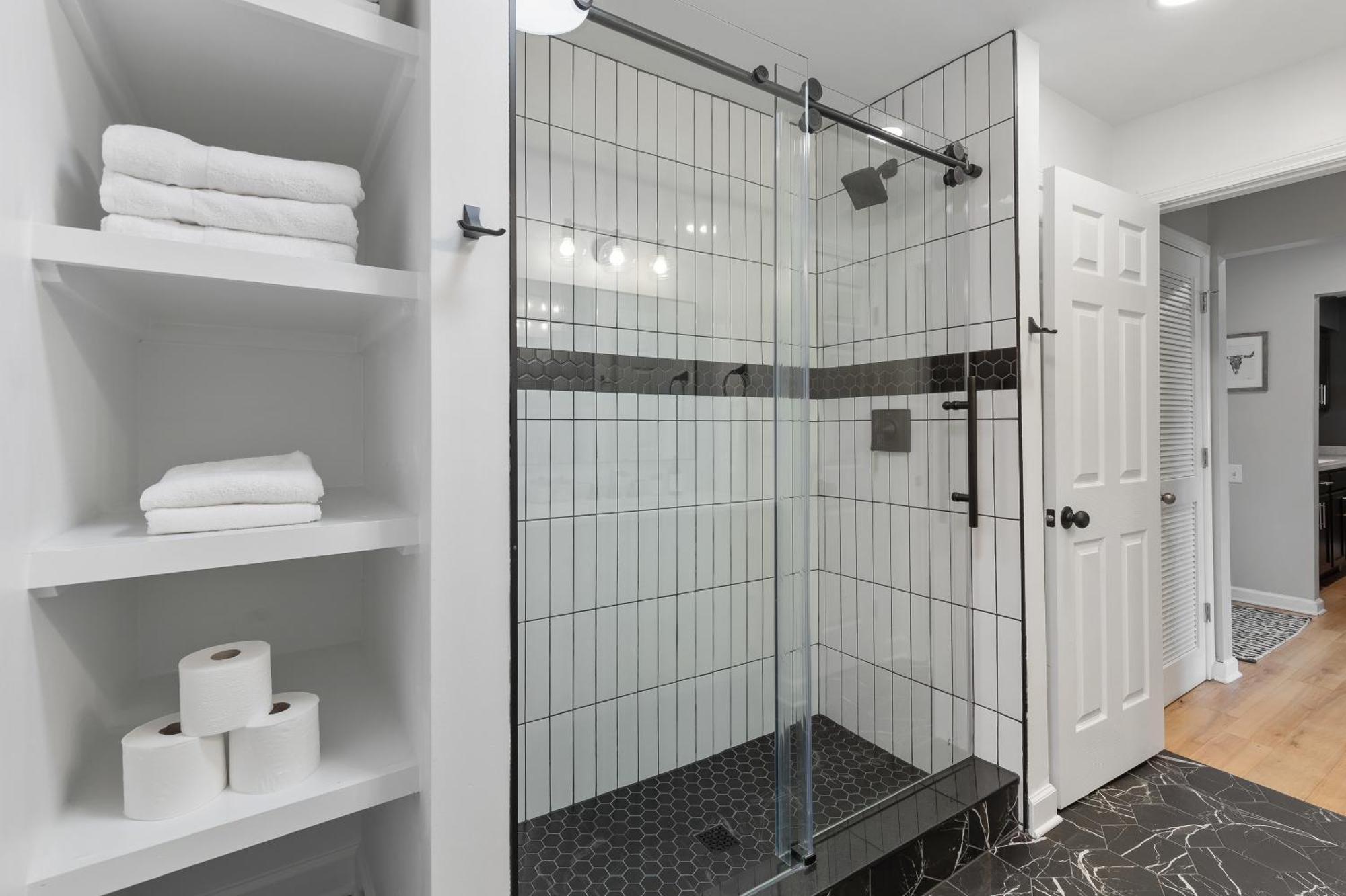 Oasis Walk To Broadway With Pool, Parking, Gym And Patio *