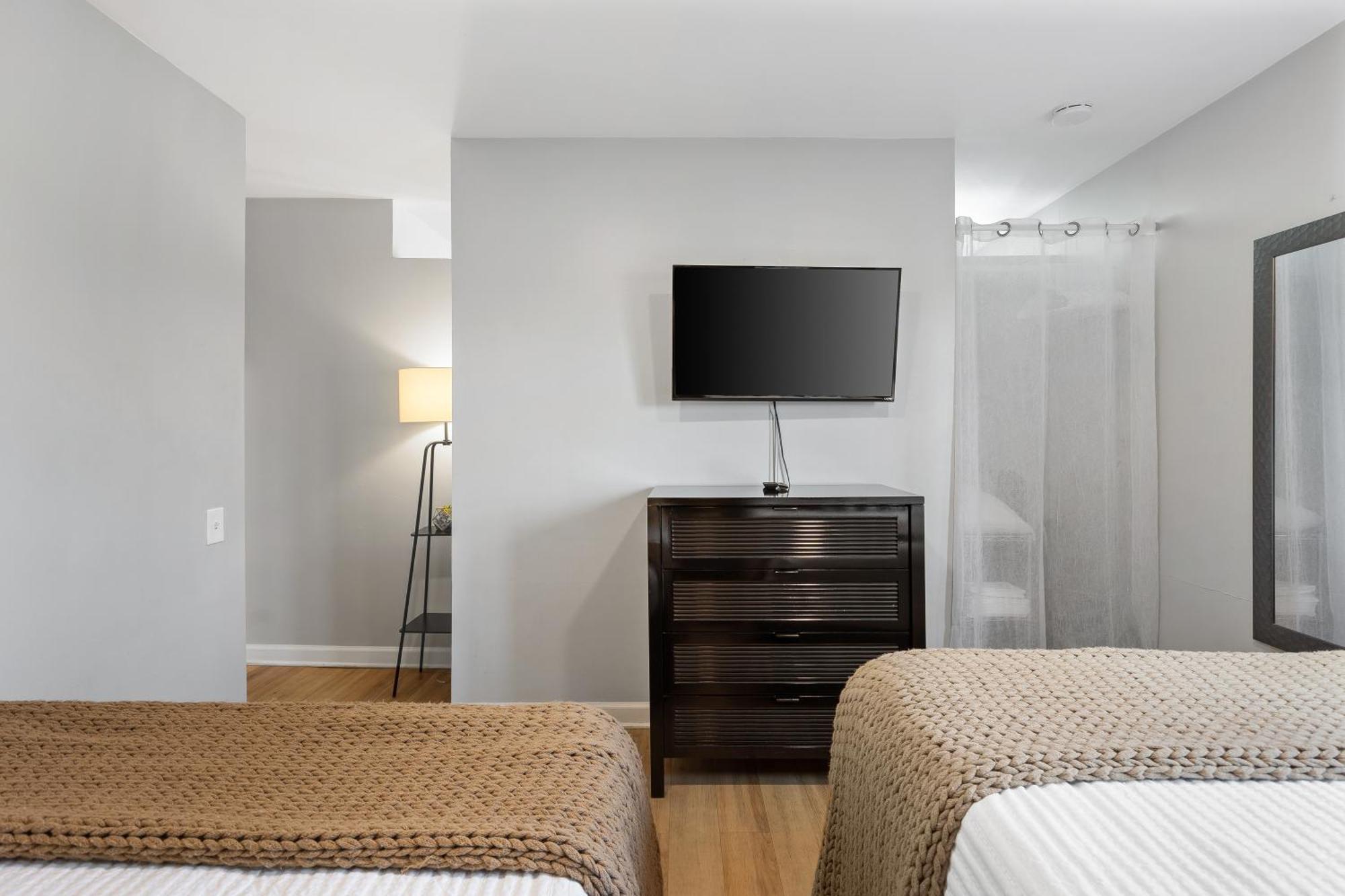 Oasis Walk To Broadway With Pool, Parking, Gym And Patio Apartment