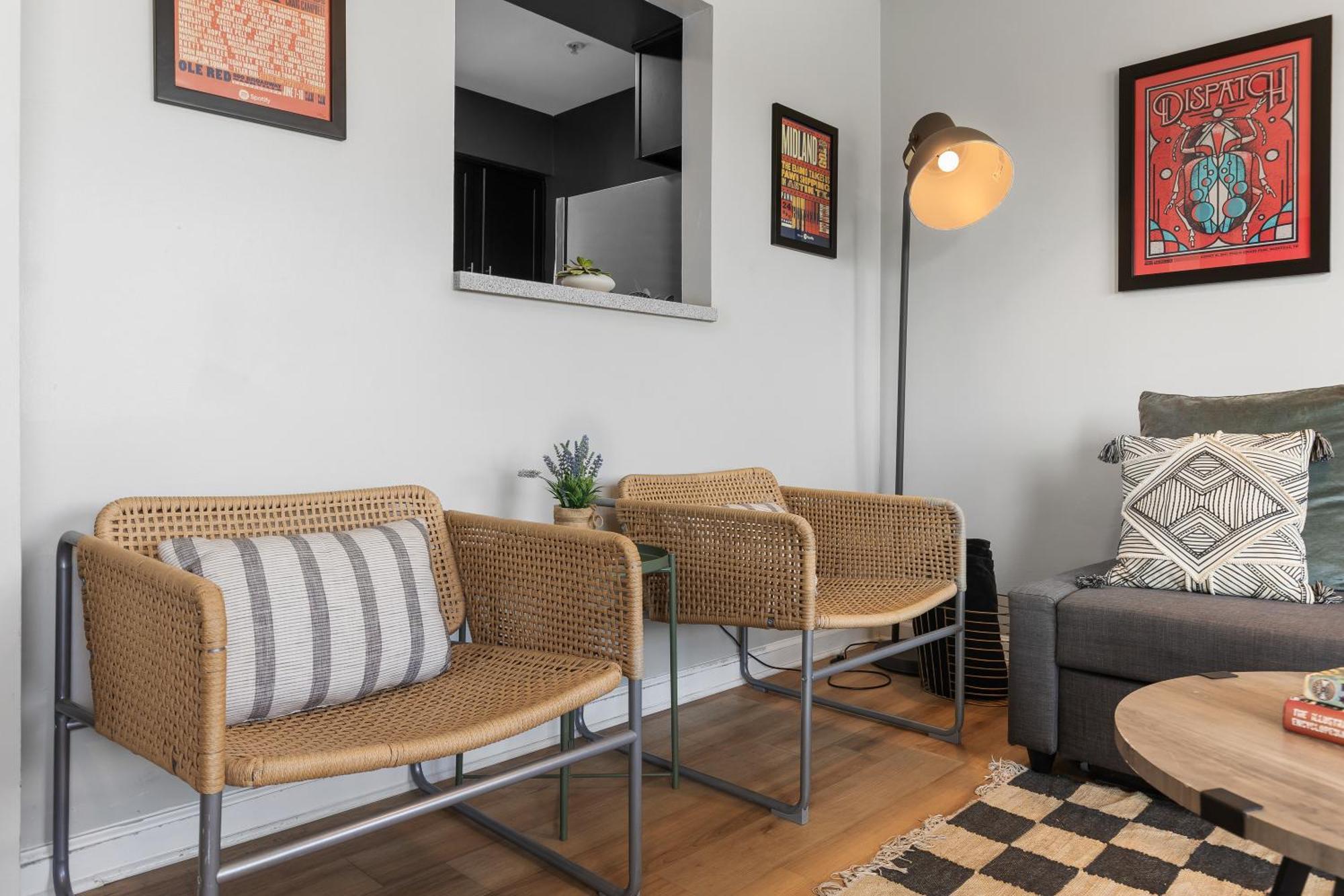 Oasis Walk To Broadway With Pool, Parking, Gym And Patio Apartment *