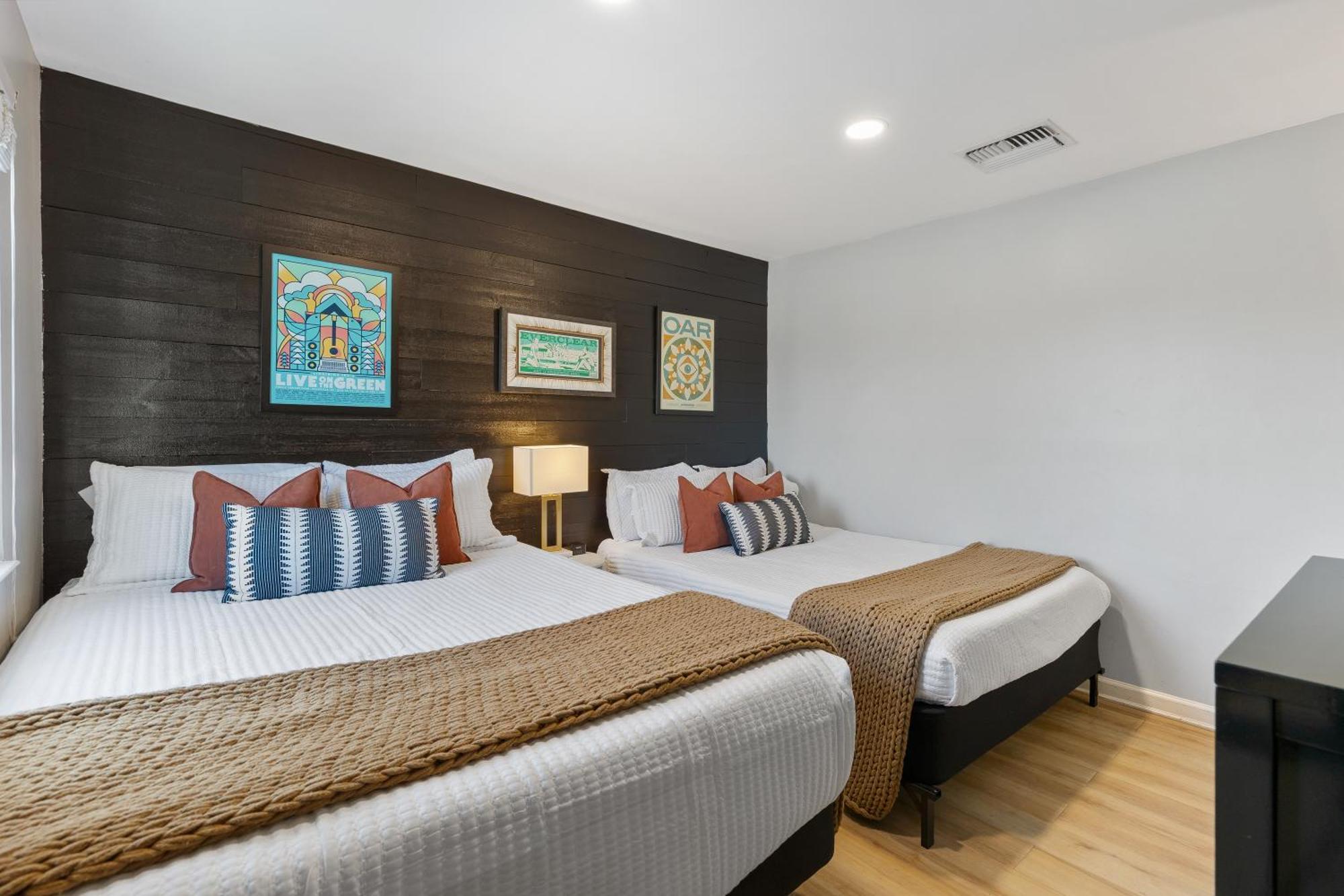 Apartment Oasis Walk To Broadway With Pool, Parking, Gym And Patio *