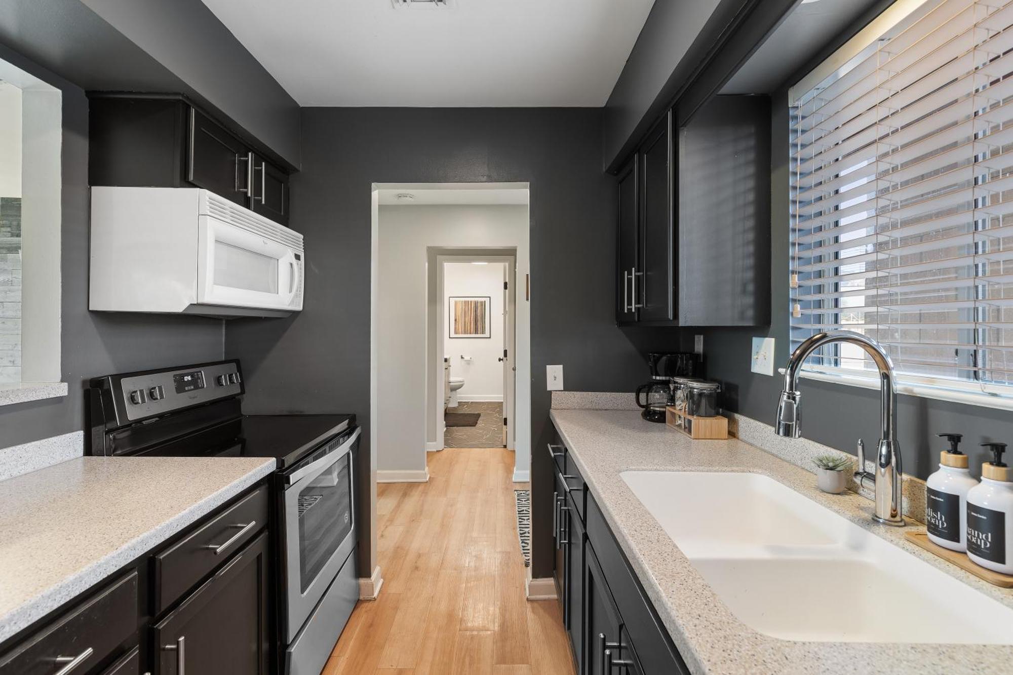 Apartment Oasis Walk To Broadway With Pool, Parking, Gym And Patio Nashville