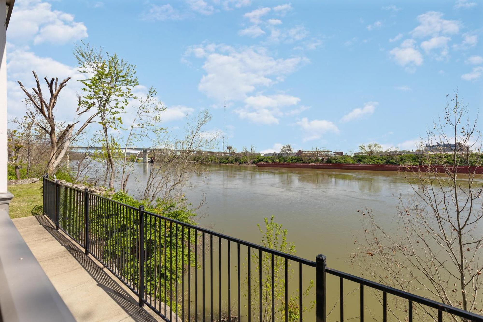 Oasis Walk To Broadway With Pool, Parking, Gym And Patio *