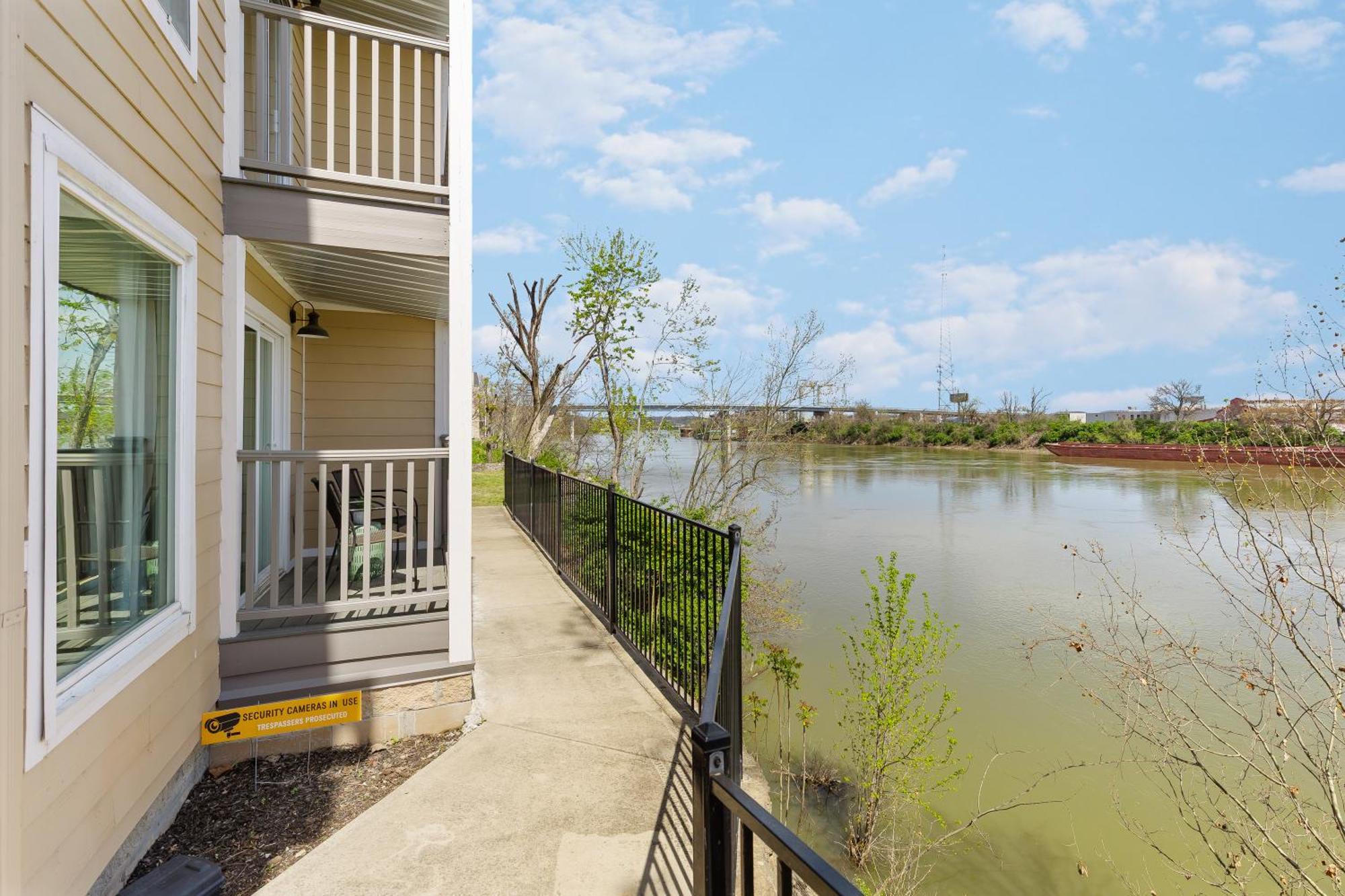 Oasis Walk To Broadway With Pool, Parking, Gym And Patio
