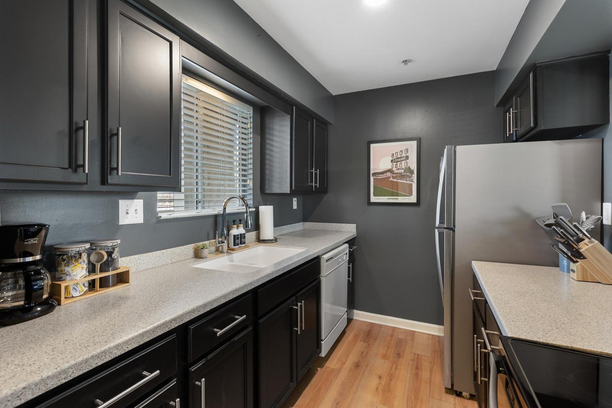 Oasis Walk To Broadway With Pool, Parking, Gym And Patio Apartment