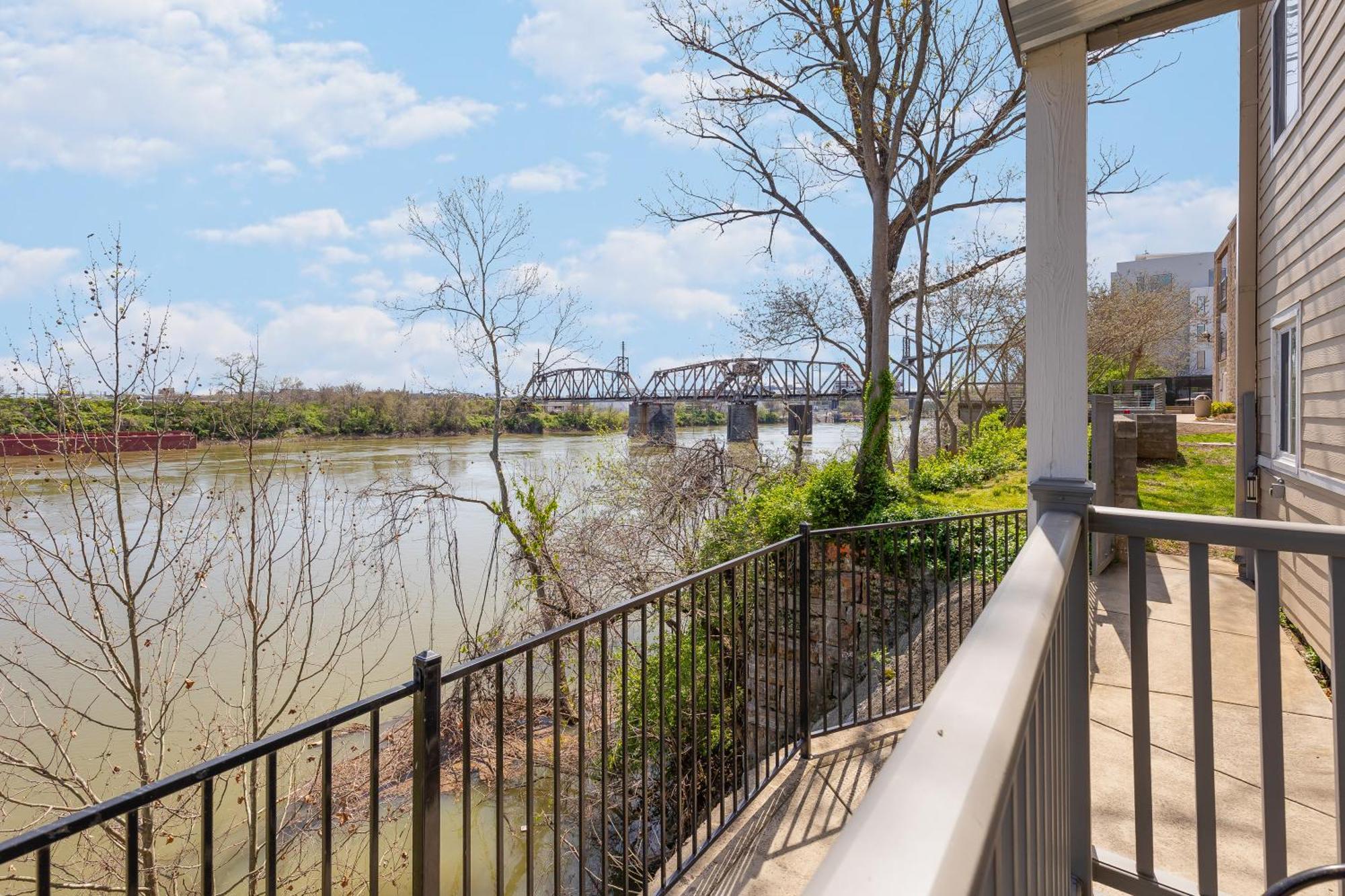 Oasis Walk To Broadway With Pool, Parking, Gym And Patio Apartment *