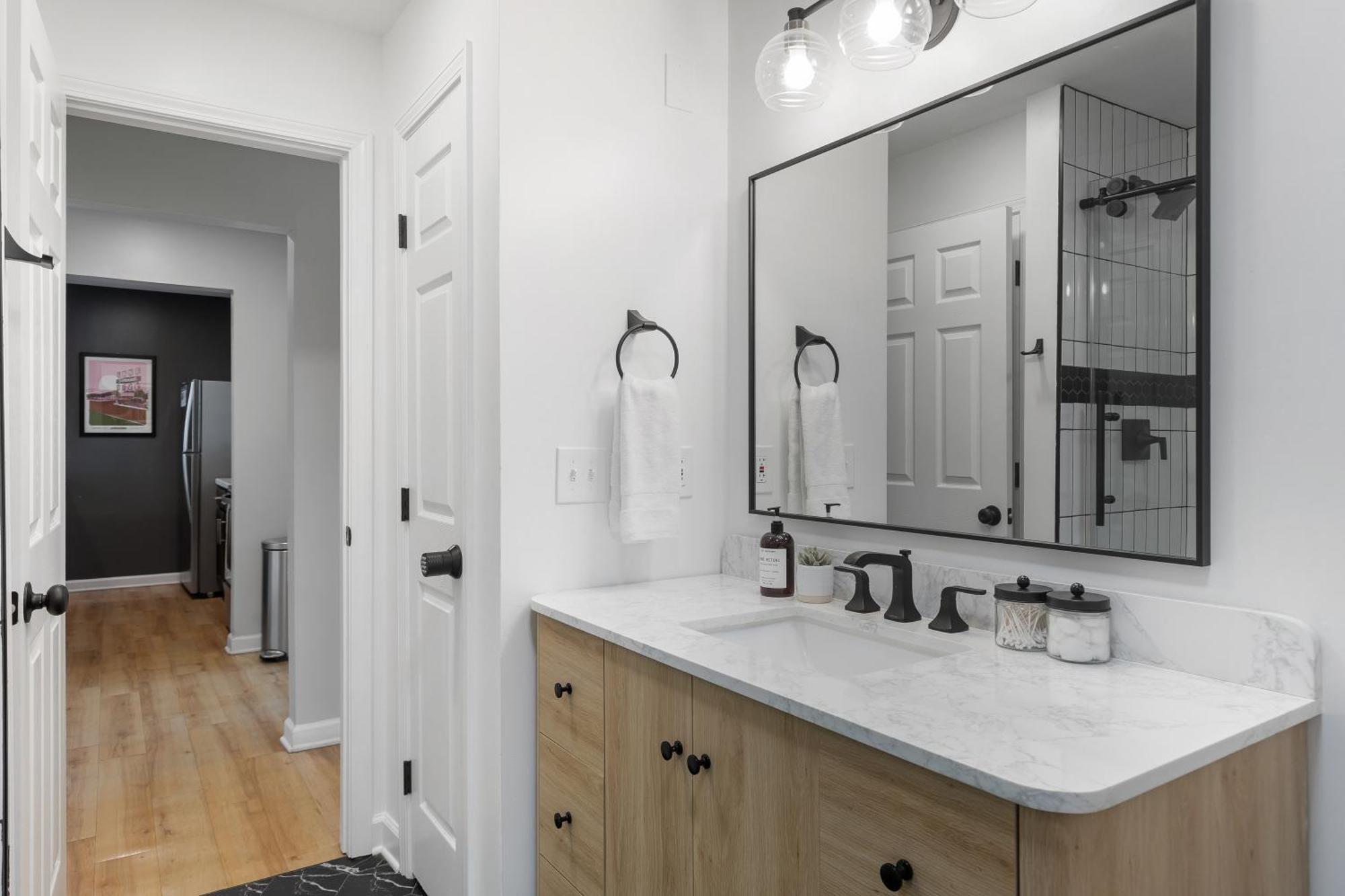 Apartment Oasis Walk To Broadway With Pool, Parking, Gym And Patio
