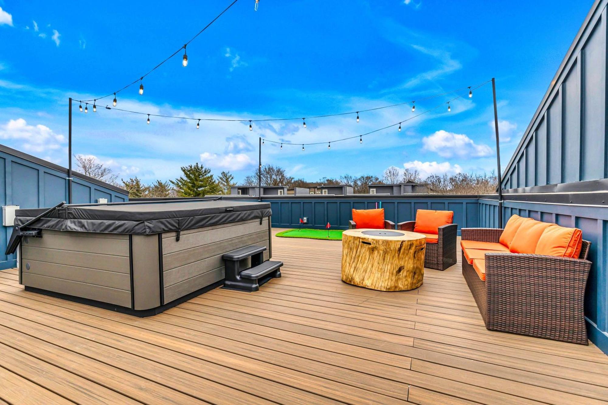 Luxury Hot Tub & Rooftop Deck Downtown Holiday home *