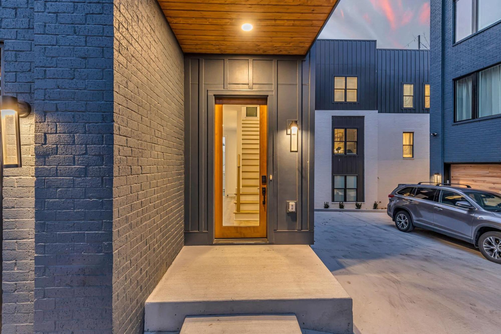 Luxury Hot Tub & Rooftop Deck Downtown Holiday home