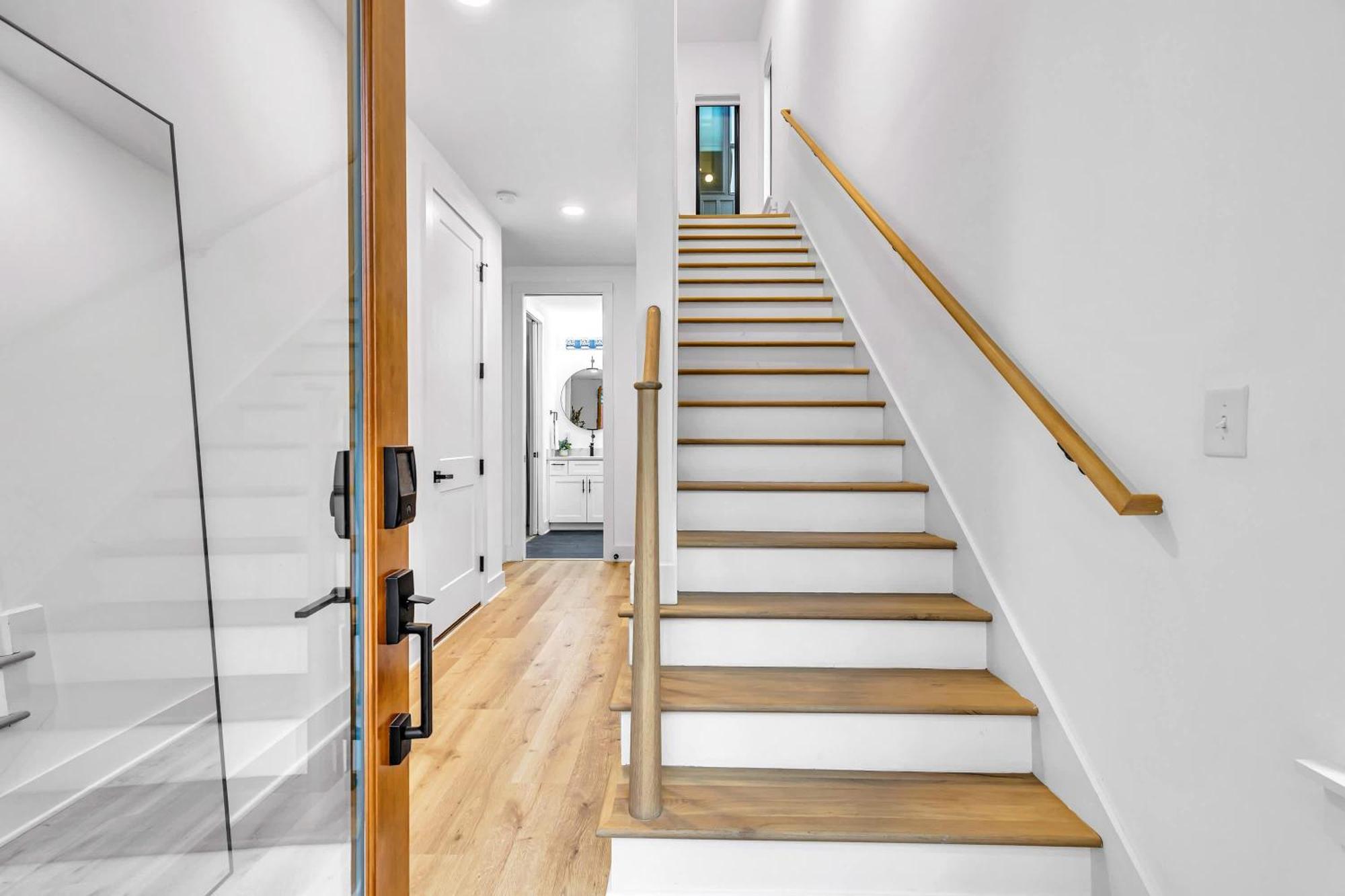 Luxury Hot Tub & Rooftop Deck Downtown