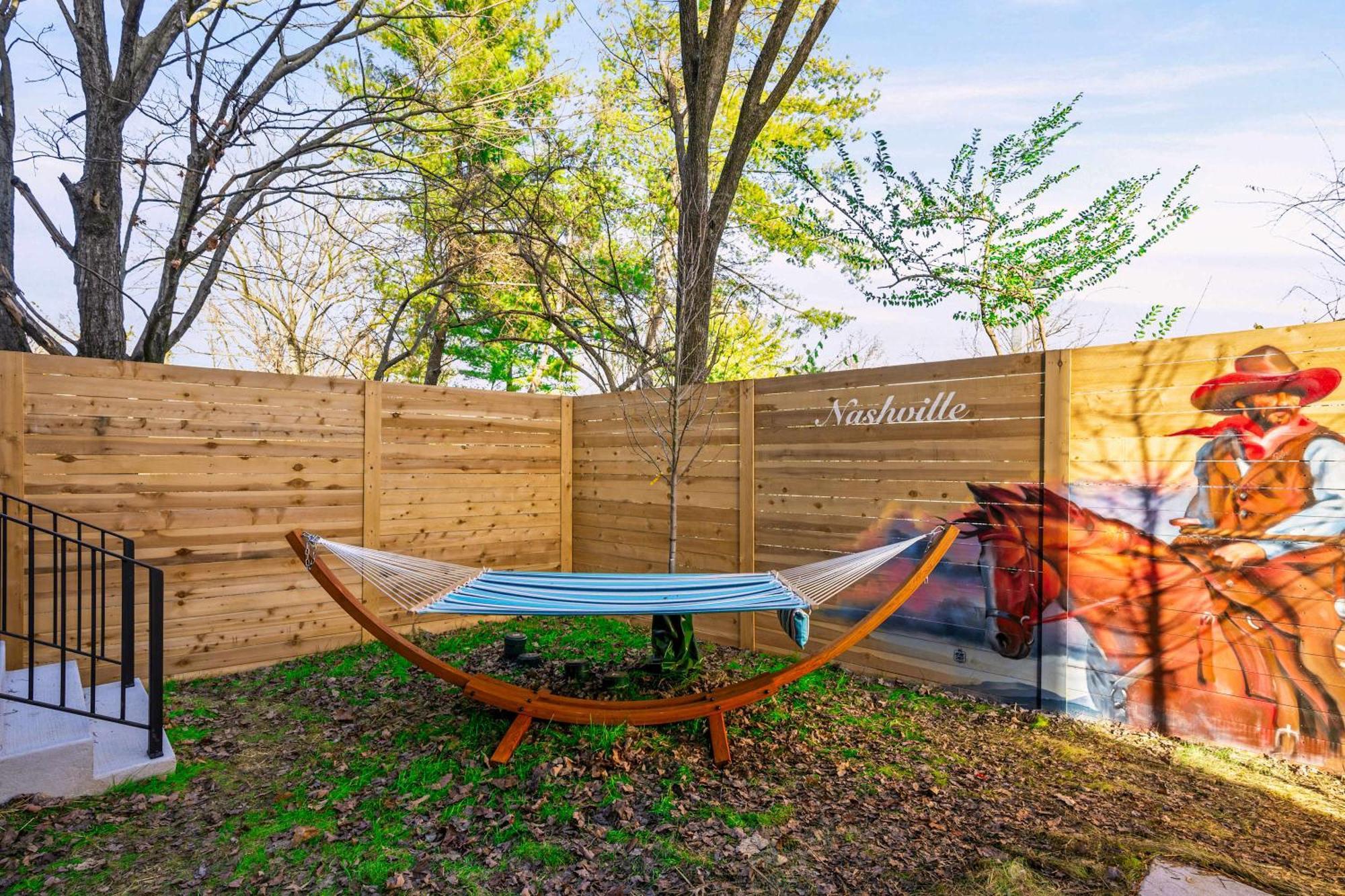 Luxury Hot Tub & Rooftop Deck Downtown Holiday home