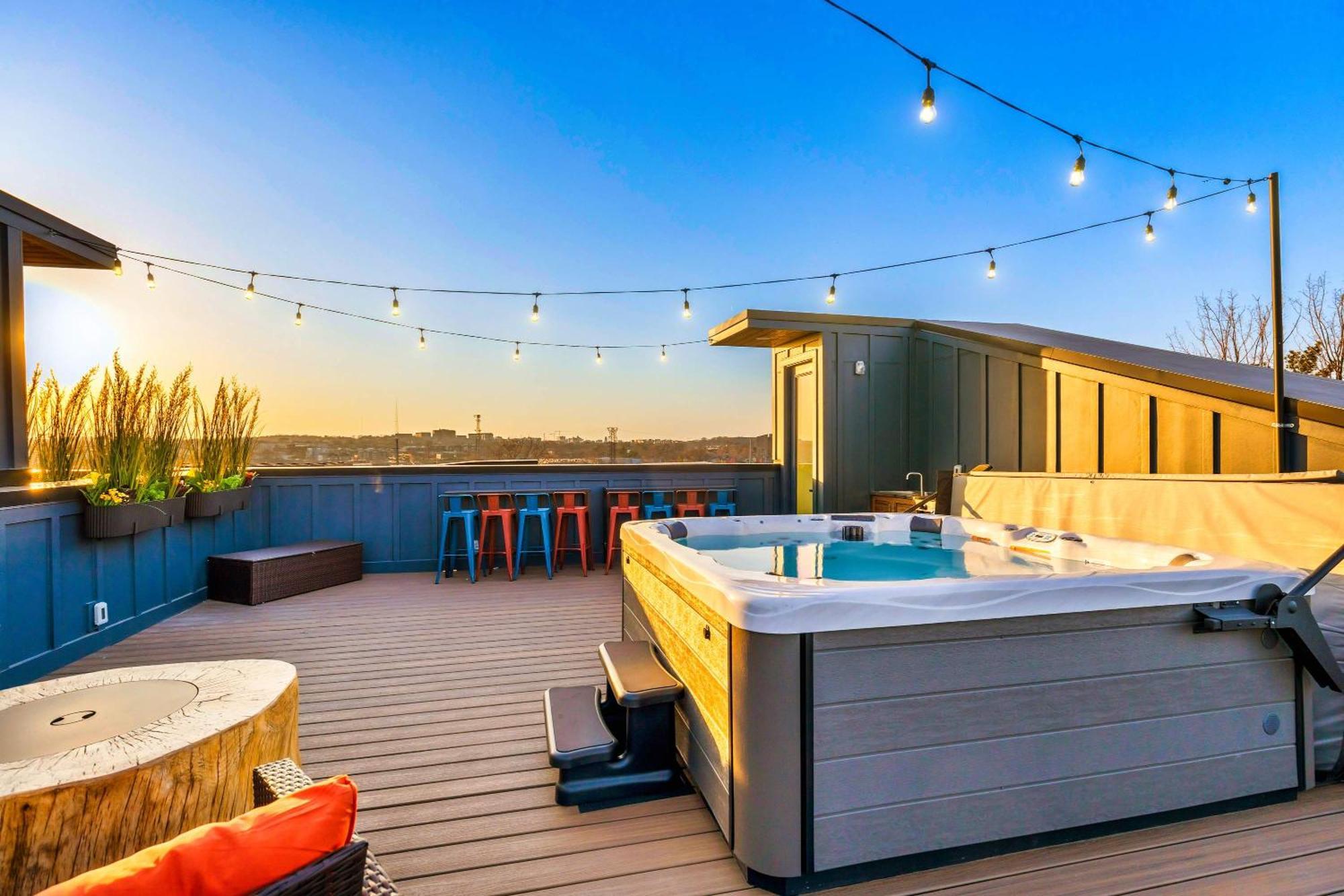 Holiday home Luxury Hot Tub & Rooftop Deck Downtown