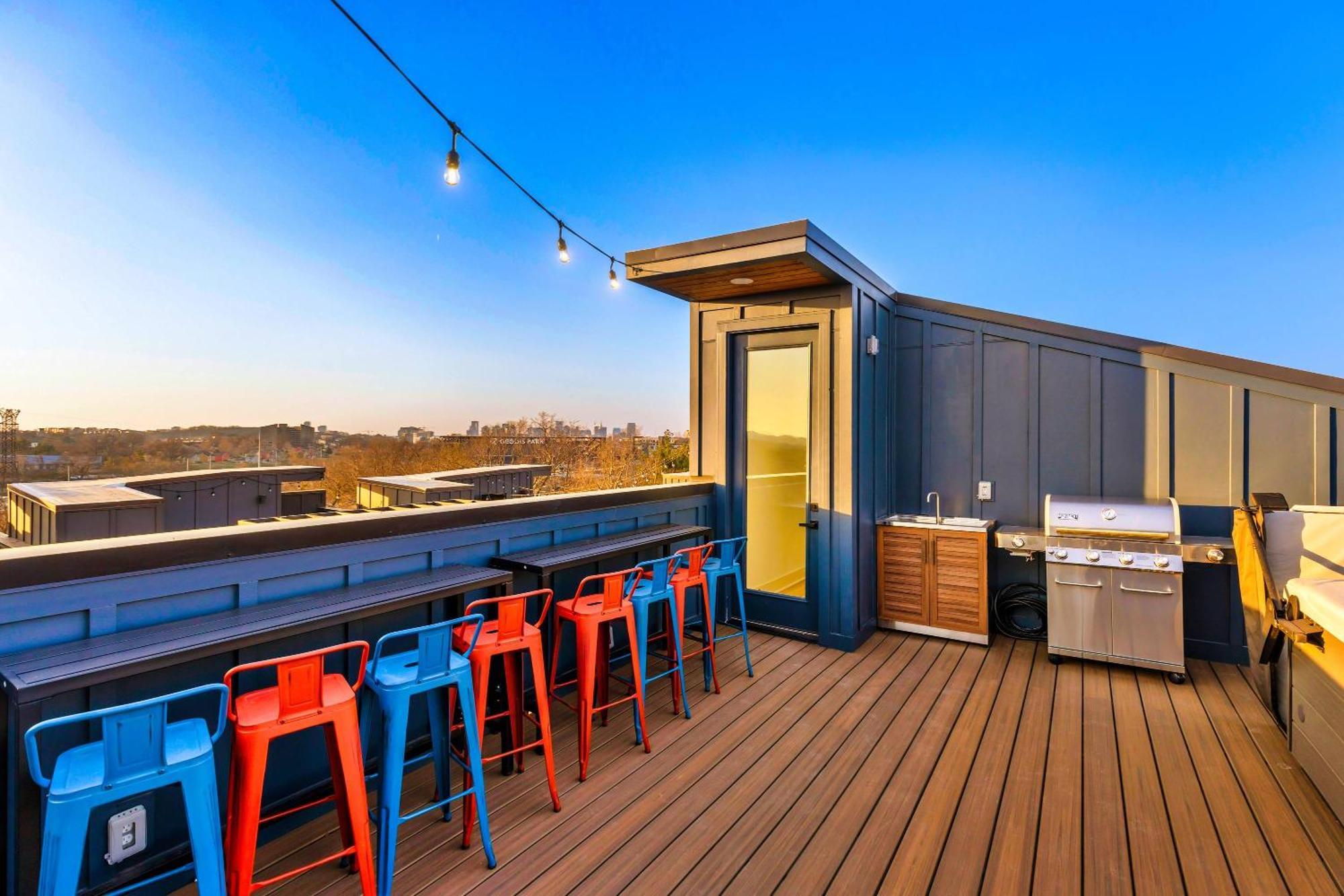 Luxury Hot Tub & Rooftop Deck Downtown *