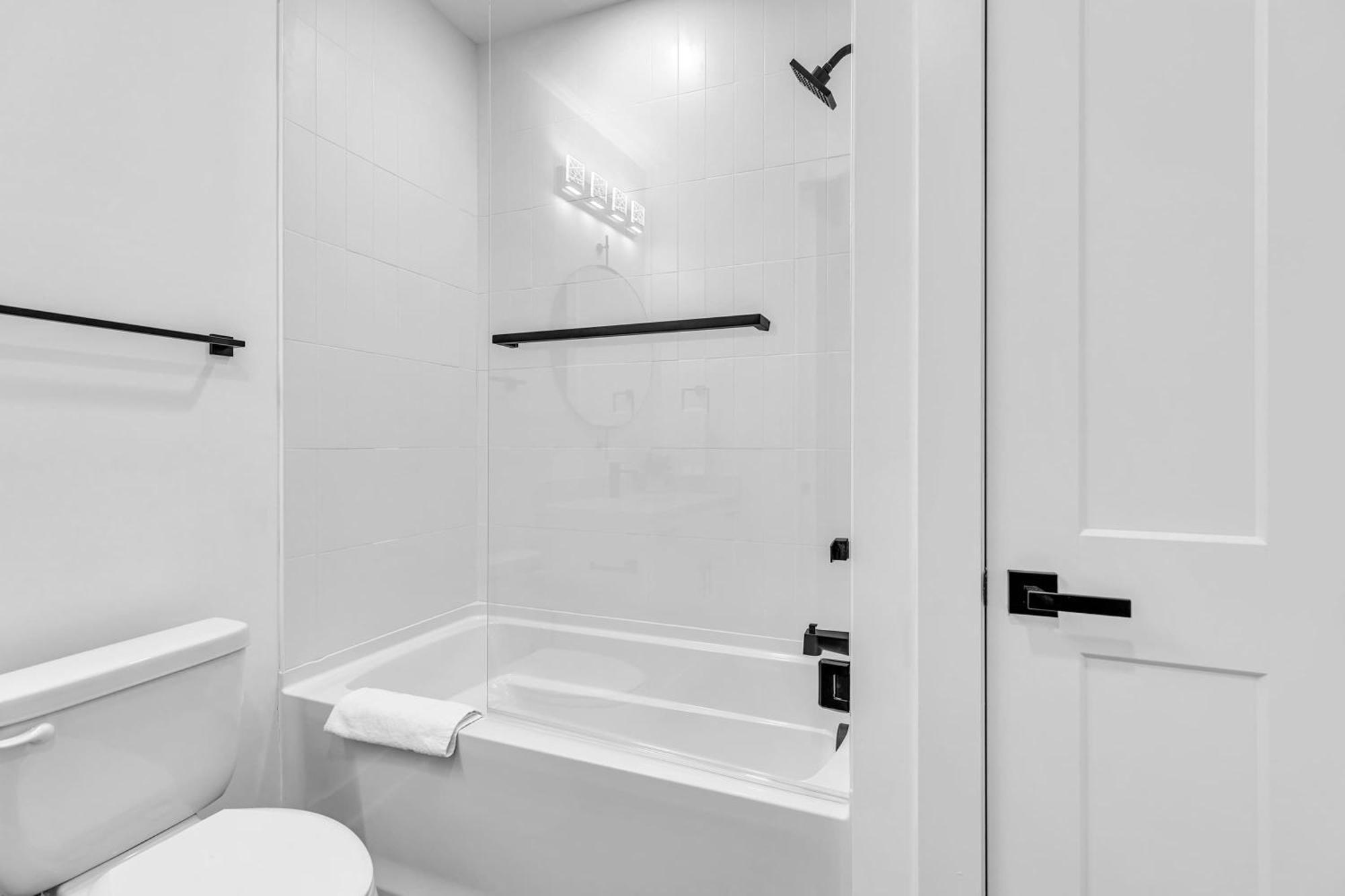 Luxury Hot Tub & Rooftop Deck Downtown *