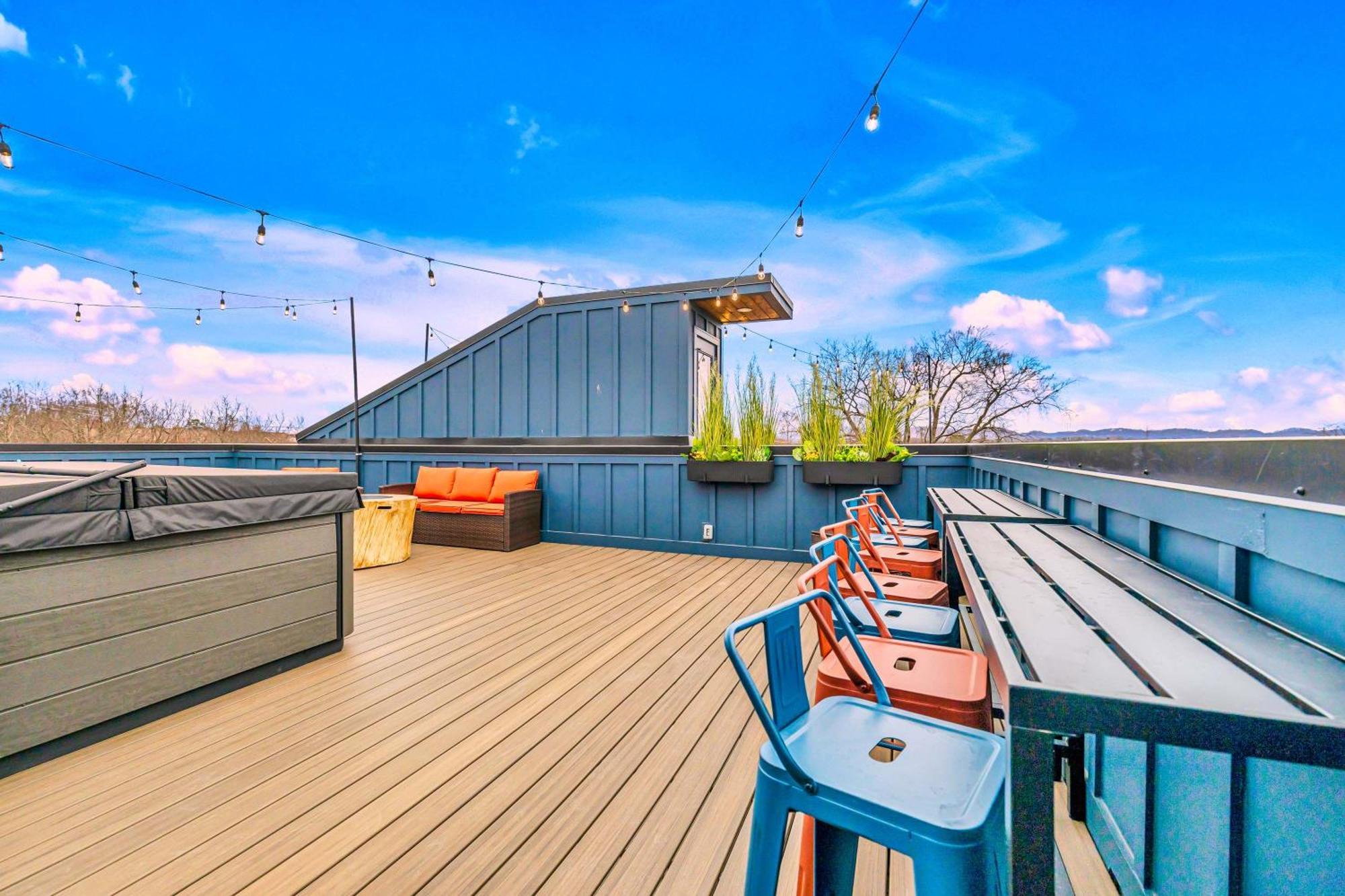 Luxury Hot Tub & Rooftop Deck Downtown Holiday home