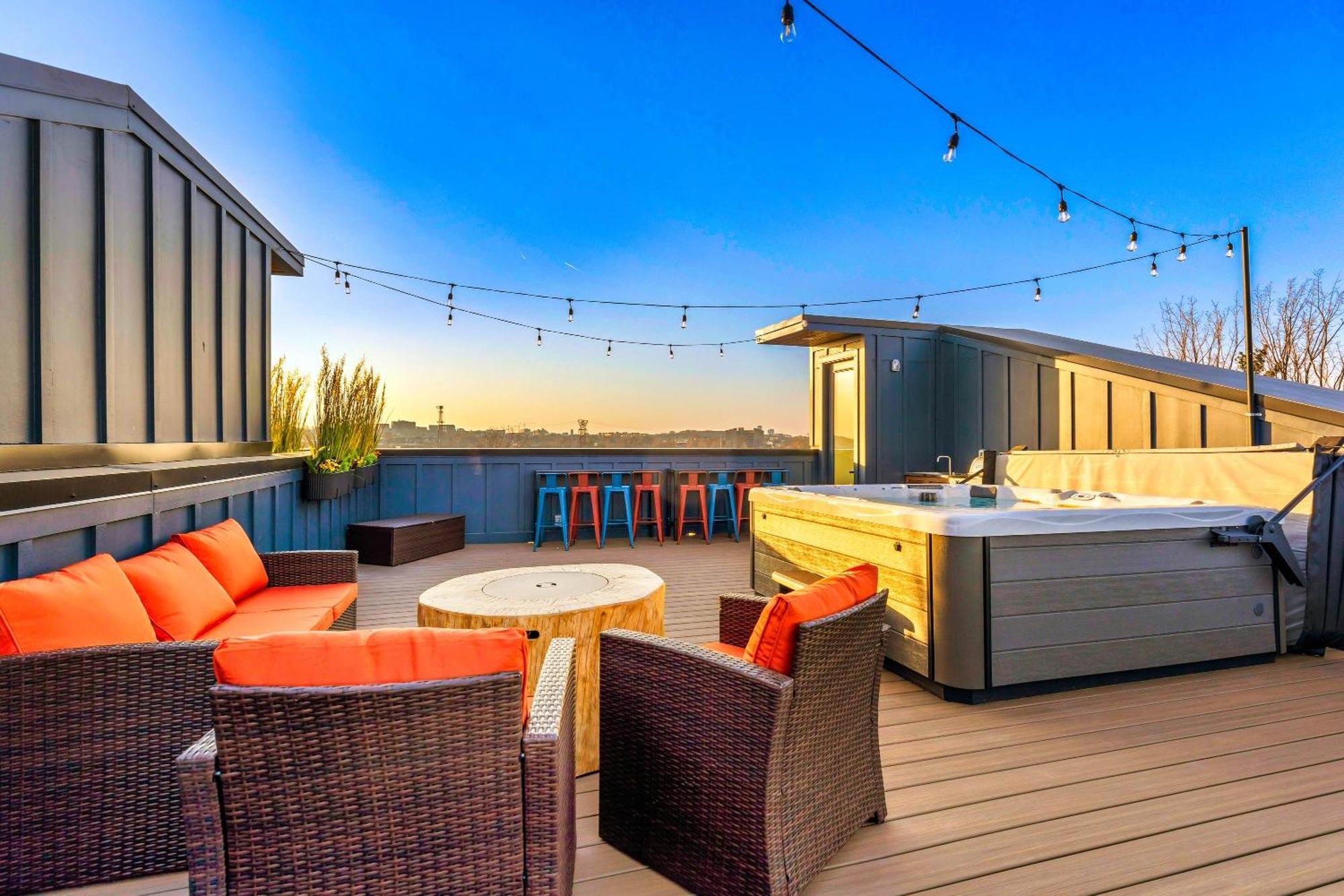 Luxury Hot Tub & Rooftop Deck Downtown Holiday home
