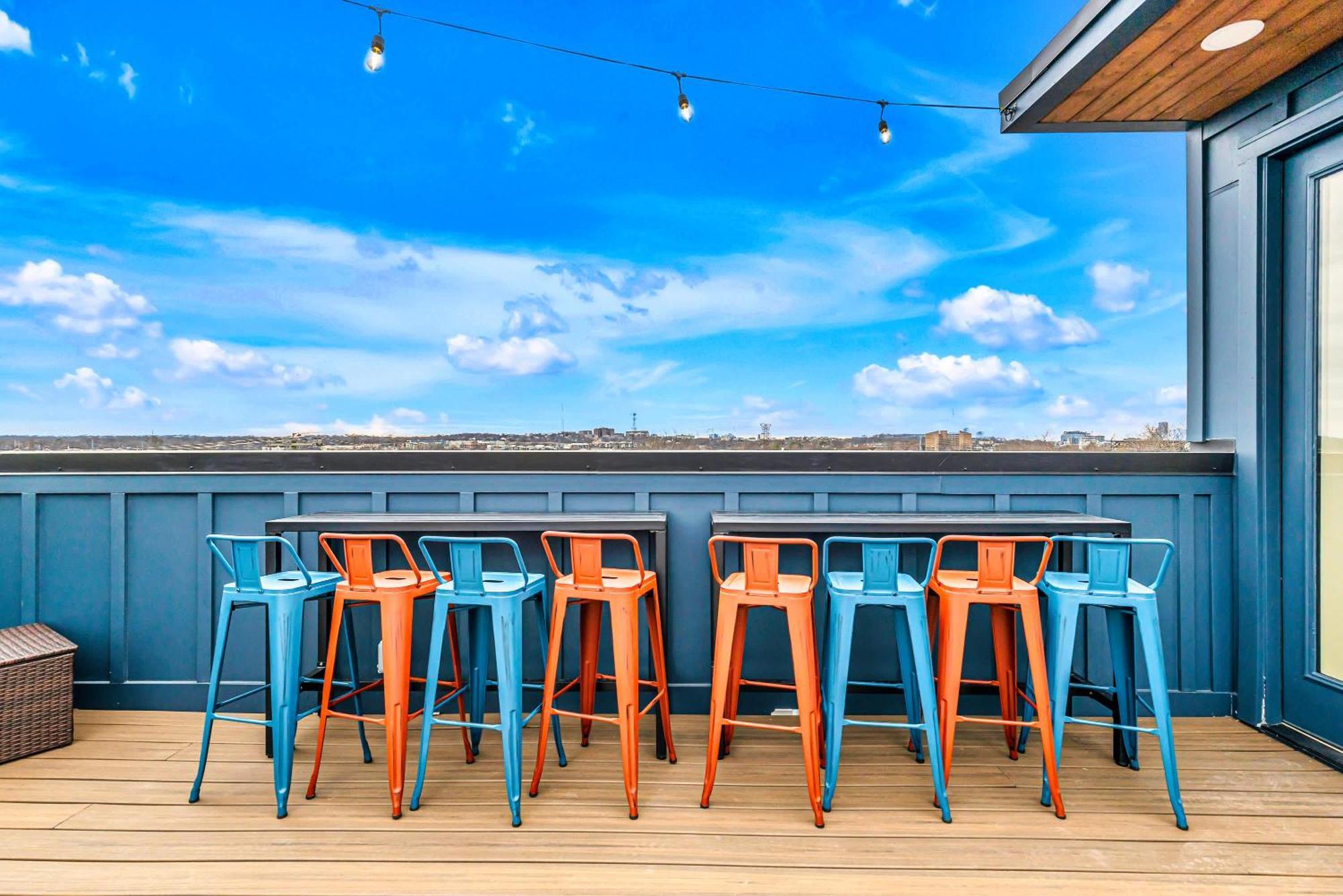 Luxury Hot Tub & Rooftop Deck Downtown * Nashville