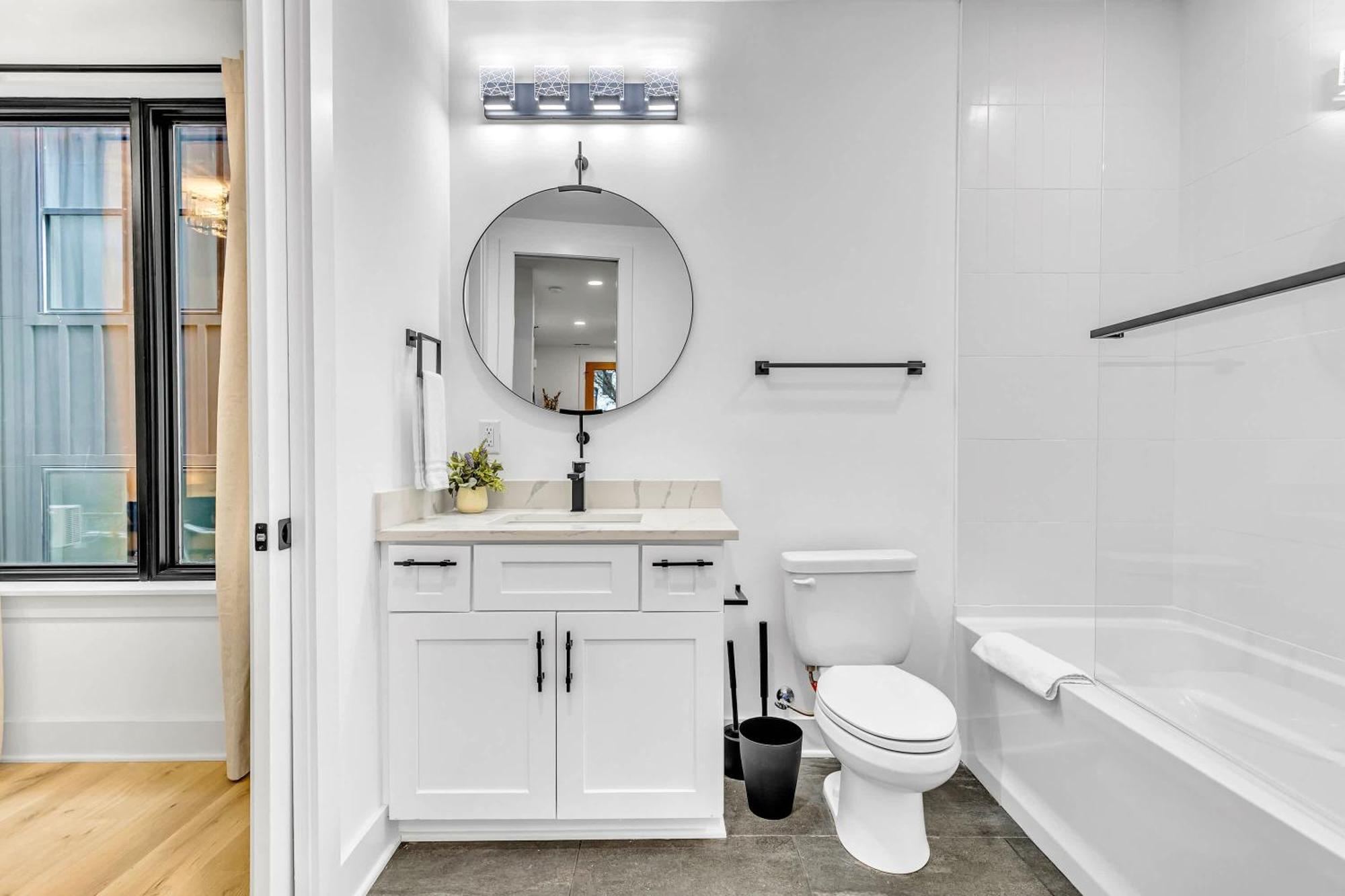 Luxury Hot Tub & Rooftop Deck Downtown Holiday home *