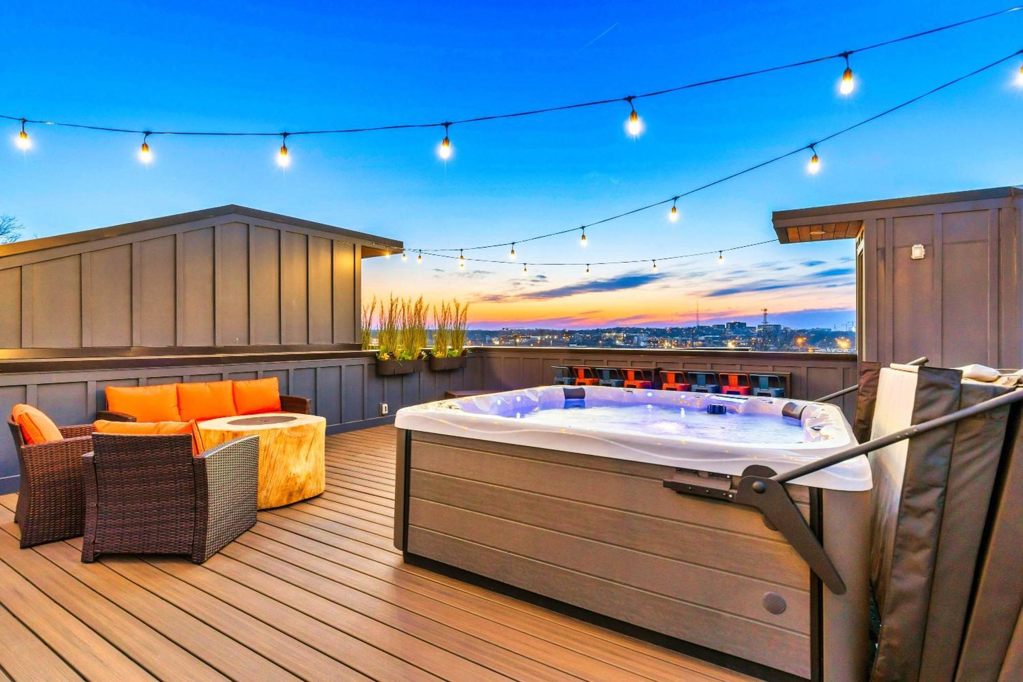 Luxury Hot Tub & Rooftop Deck Downtown Nashville