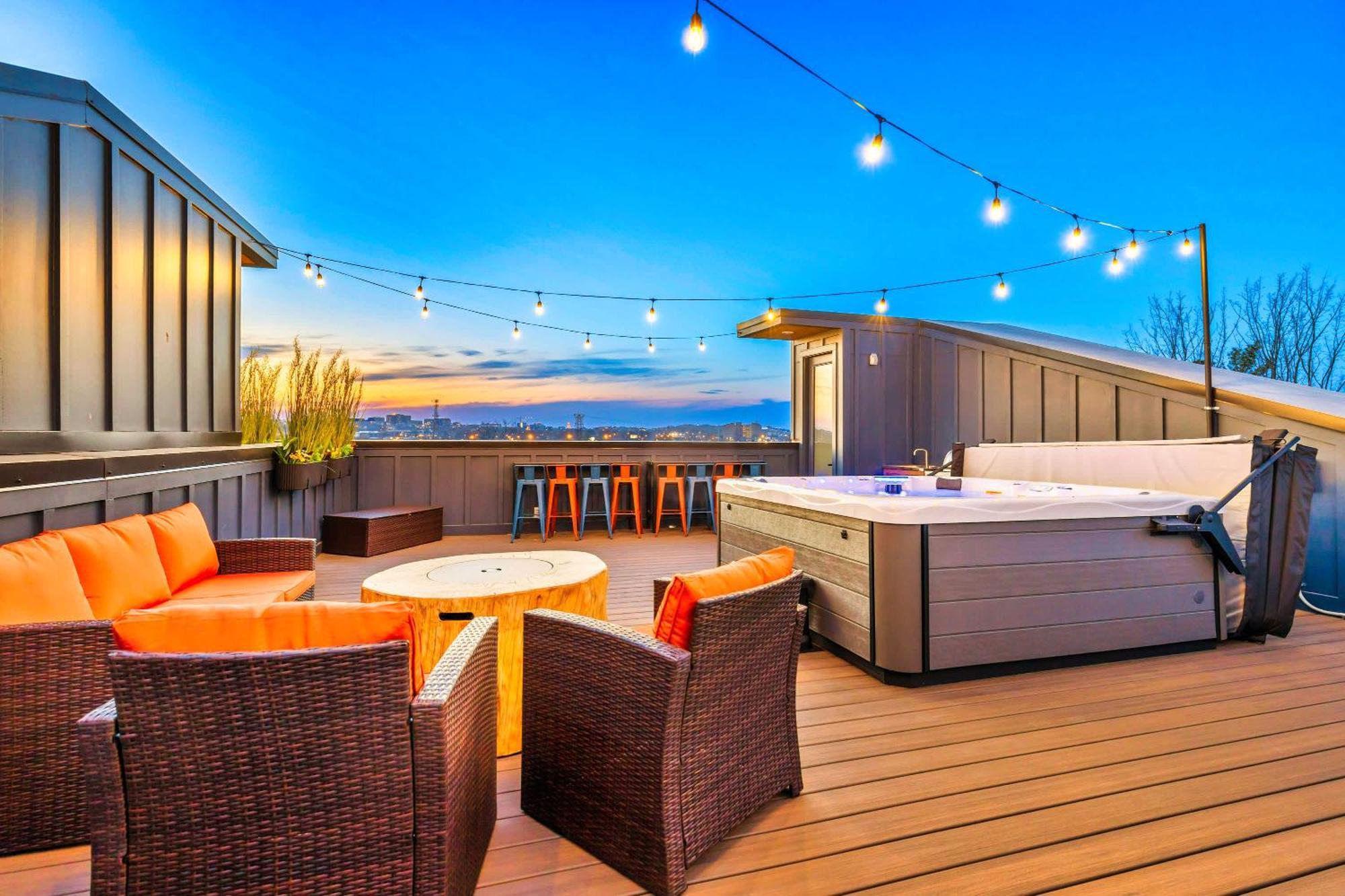 Luxury Hot Tub & Rooftop Deck Downtown * Nashville