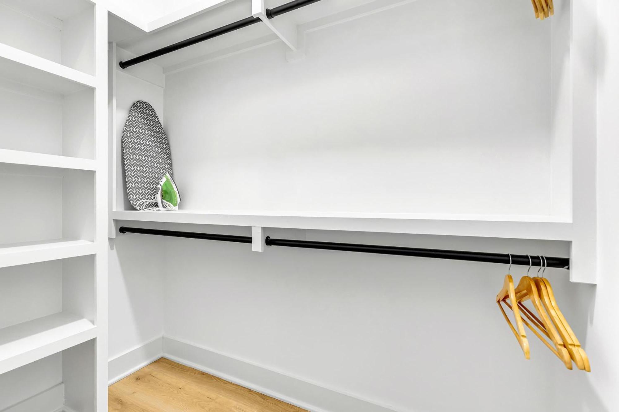 Luxury Hot Tub & Rooftop Deck Downtown