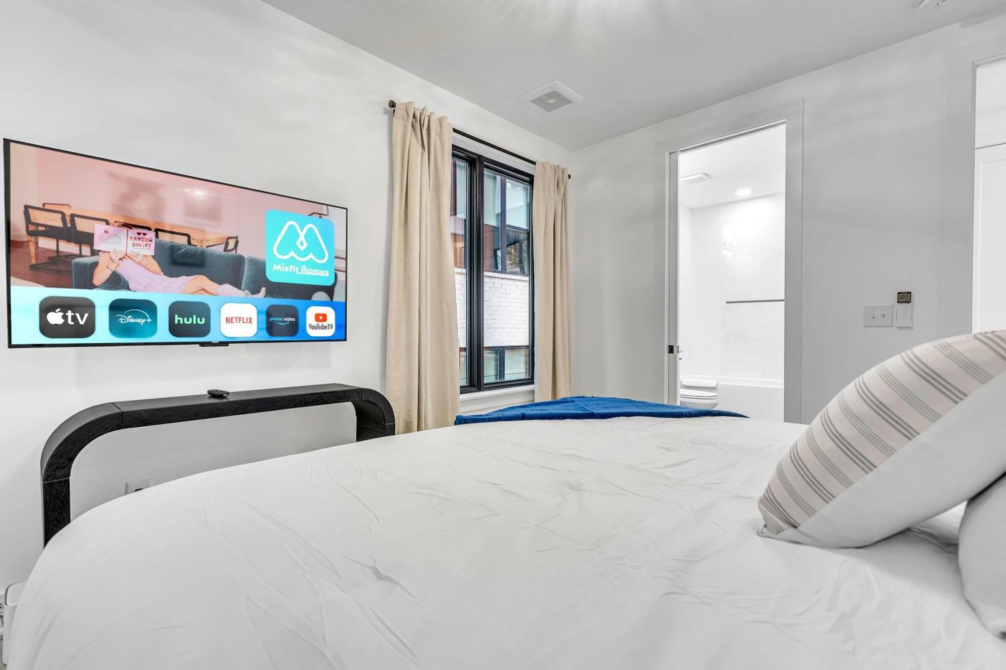 Luxury Hot Tub & Rooftop Deck Downtown * Nashville