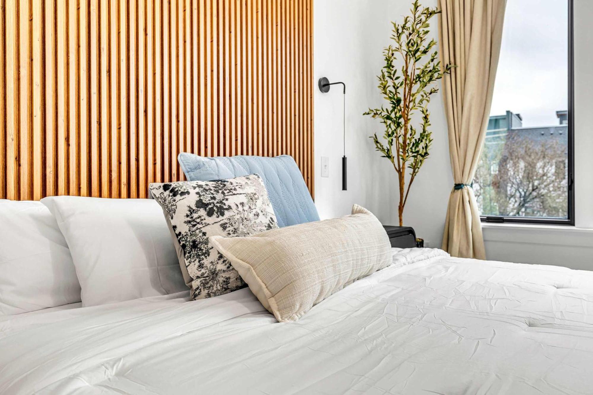 Luxury Hot Tub & Rooftop Deck Downtown * Nashville