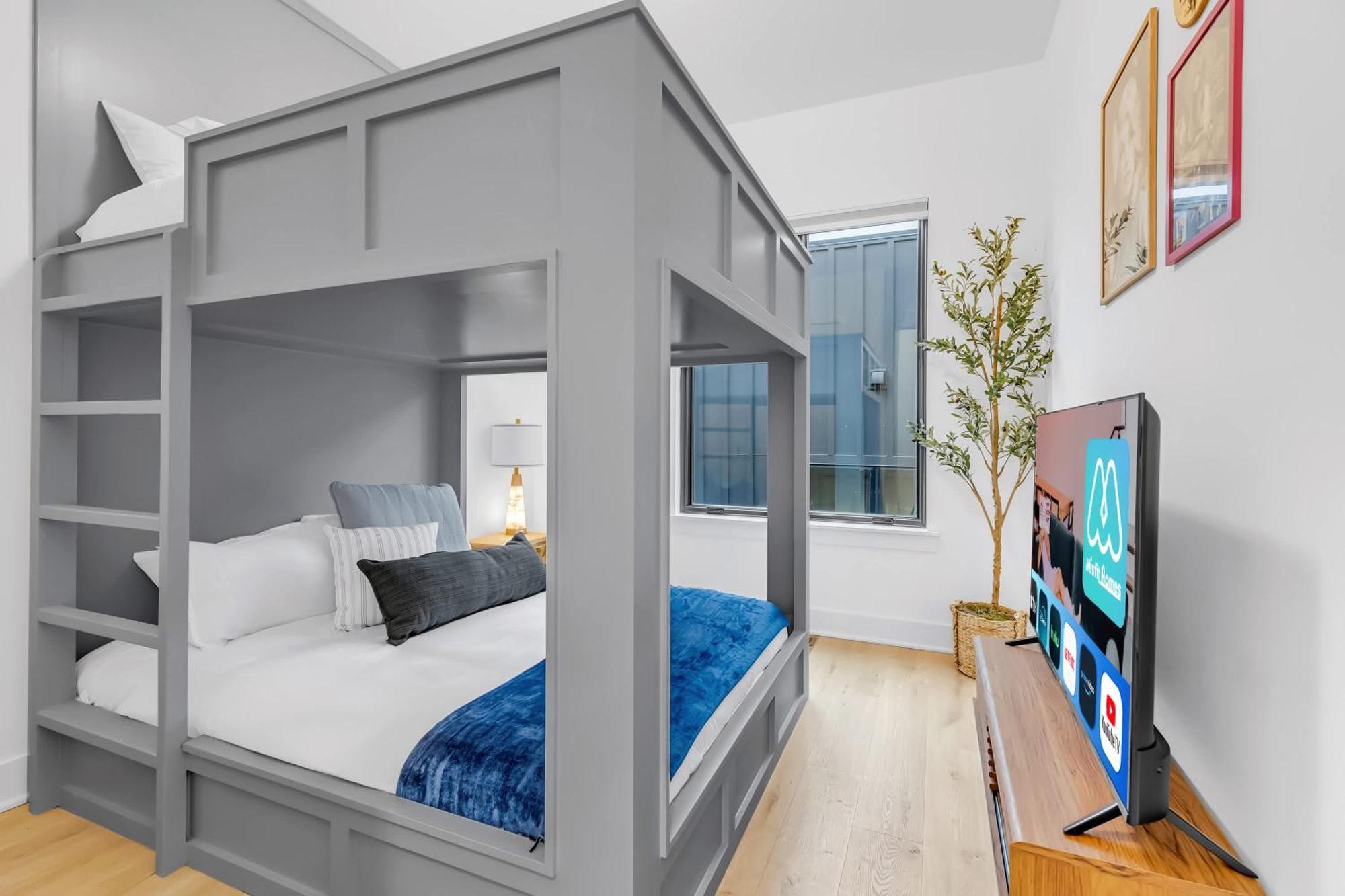 Luxury Hot Tub & Rooftop Deck Downtown Holiday home Nashville