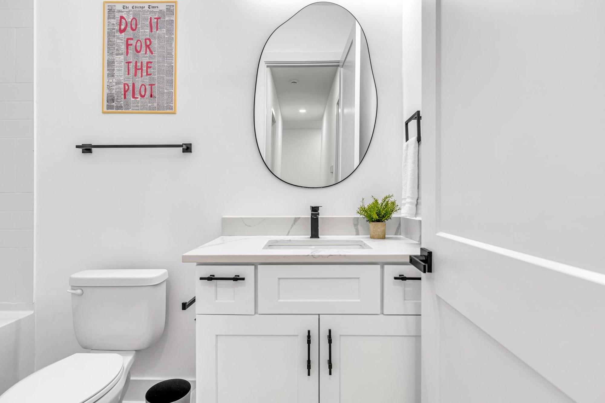 Luxury Hot Tub & Rooftop Deck Downtown *