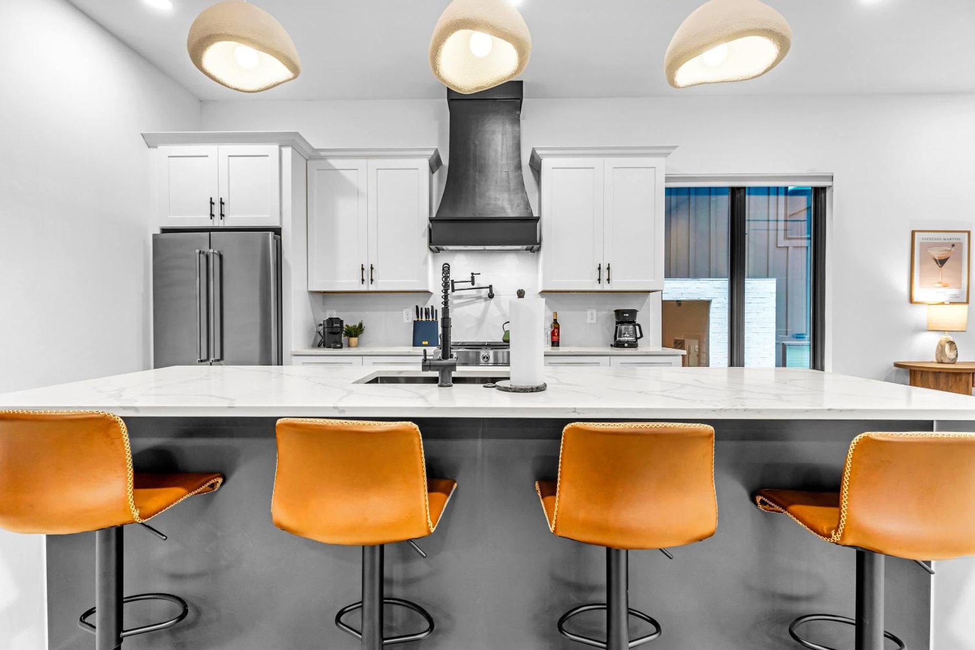 Luxury Hot Tub & Rooftop Deck Downtown Holiday home *