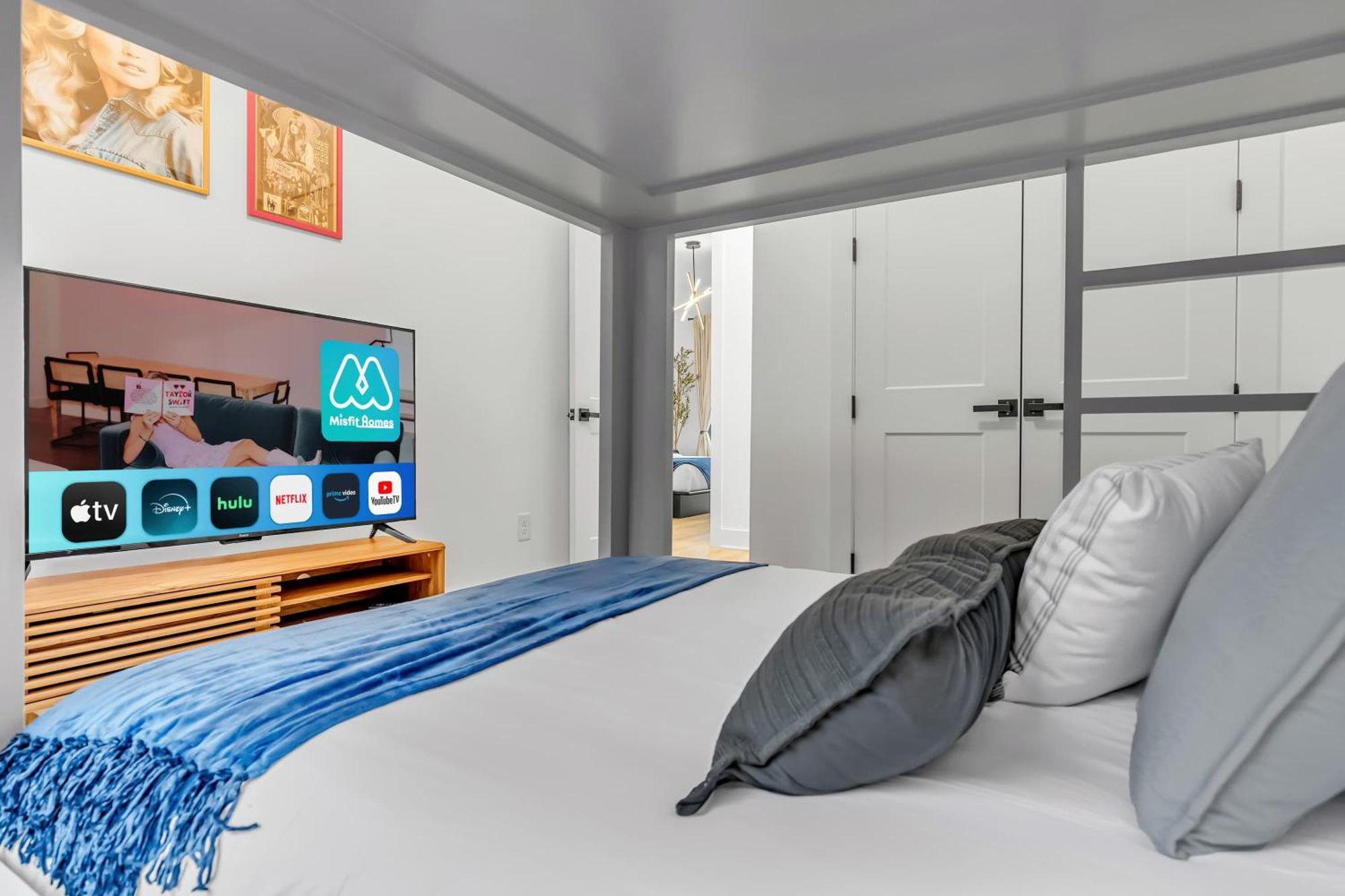 Luxury Hot Tub & Rooftop Deck Downtown *