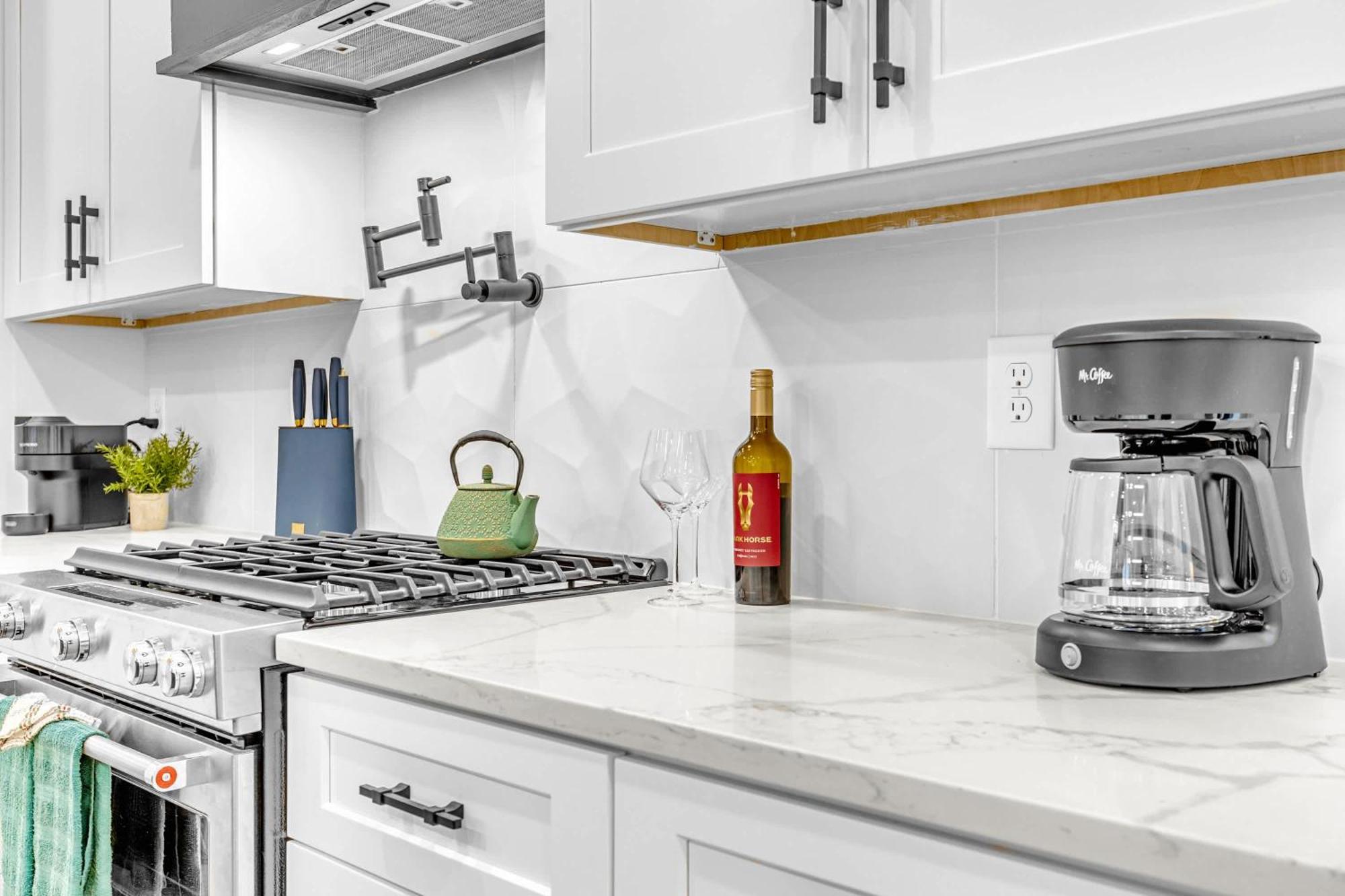 Luxury Hot Tub & Rooftop Deck Downtown Holiday home *